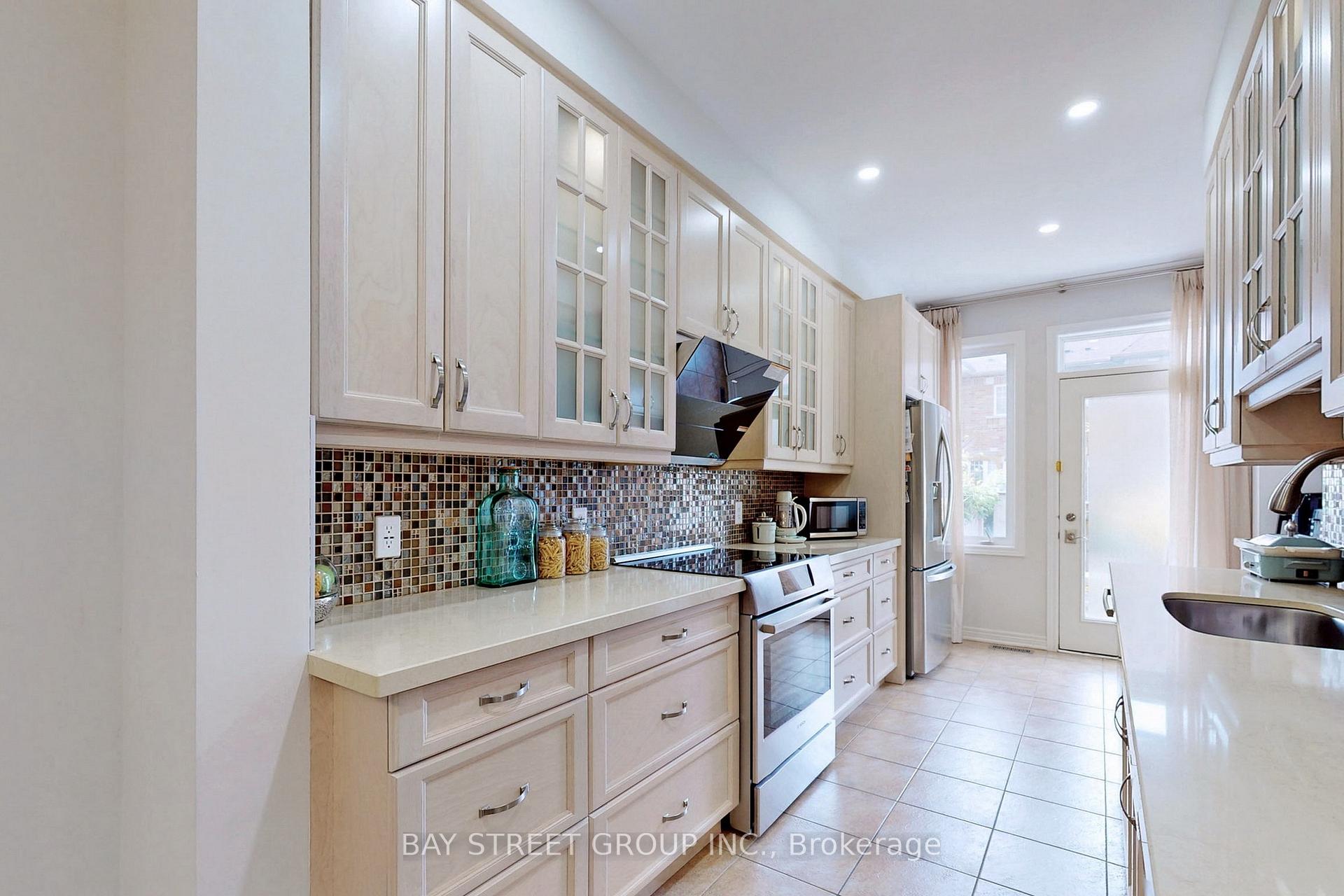 Photo 11 of 4 Elihof Drive, Vaughan, Patterson — HOMEH