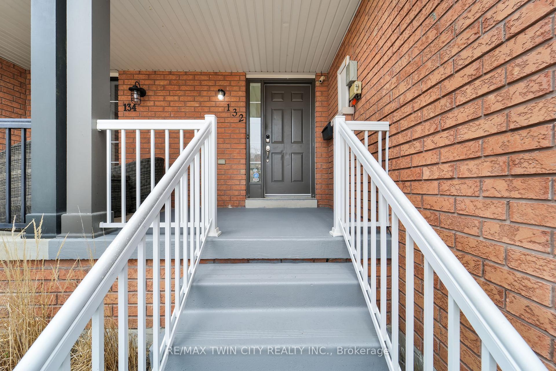 Photo 3 of 132 Kirkland Place, Whitby, Williamsburg — HOMEH