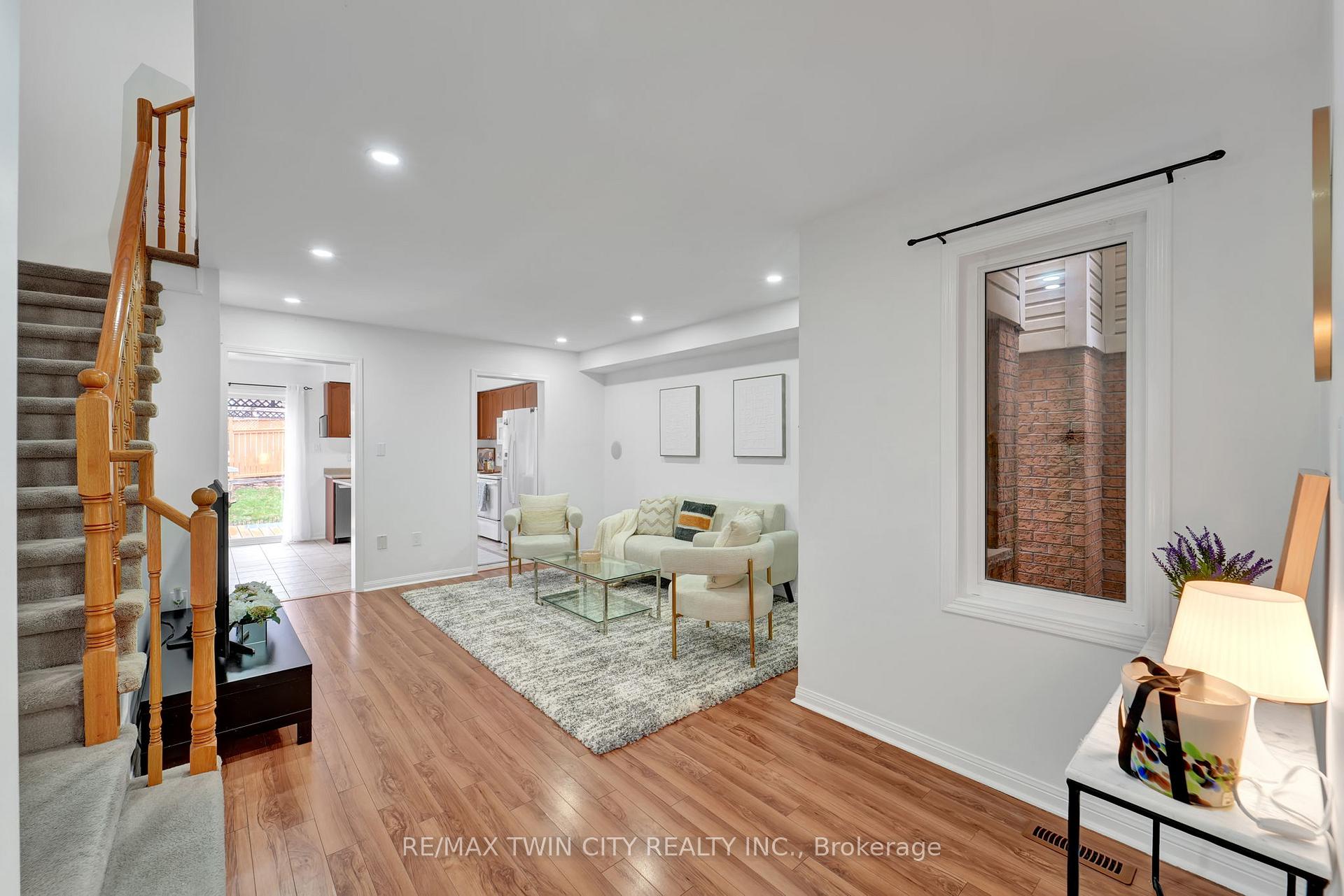 Photo 5 of 132 Kirkland Place, Whitby, Williamsburg — HOMEH