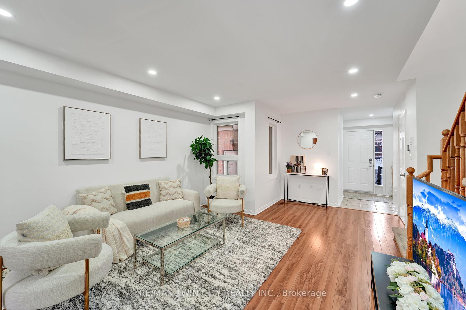 Photo 6 of 132 Kirkland Place, Whitby, Williamsburg — HOMEH