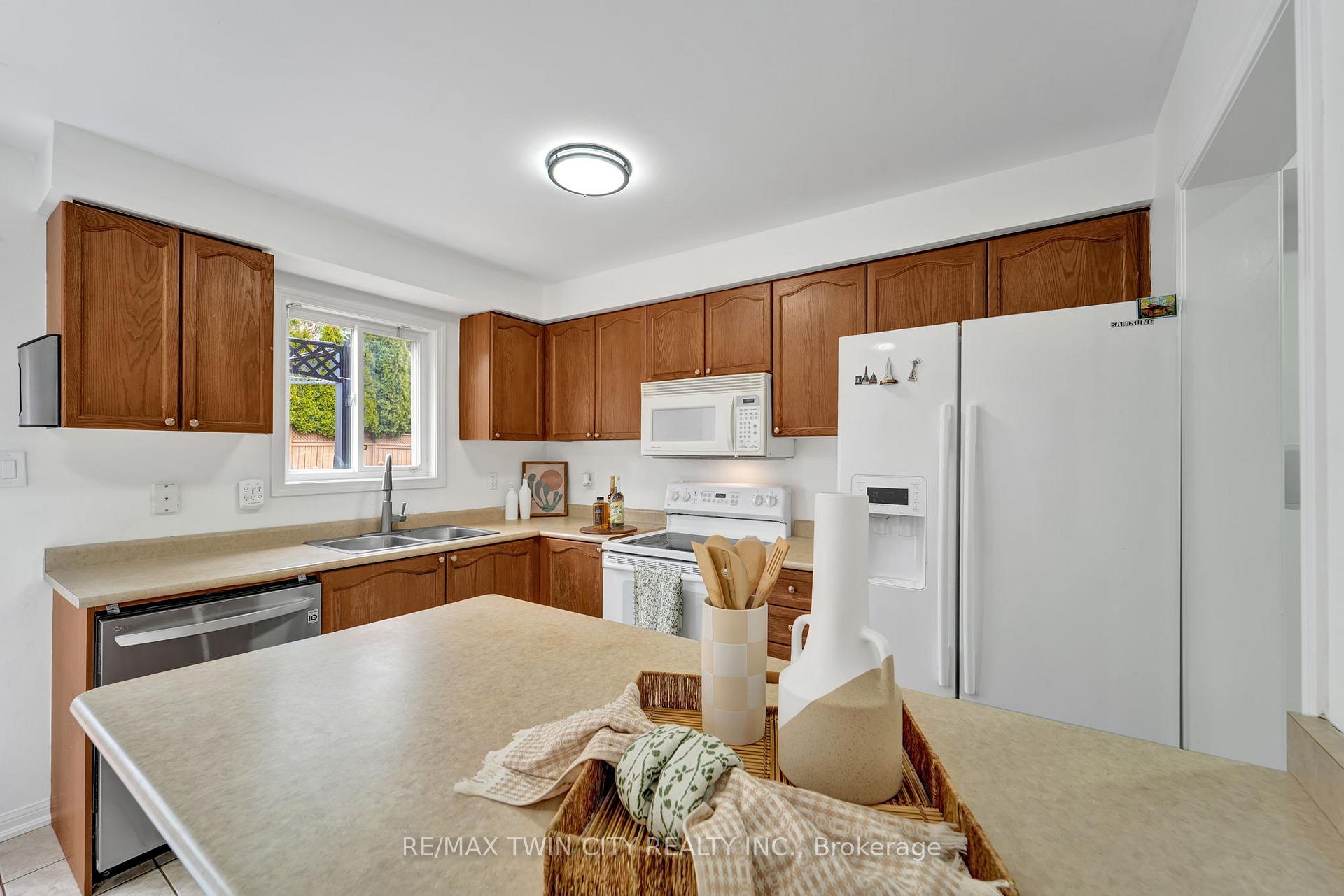 Photo 7 of 132 Kirkland Place, Whitby, Williamsburg — HOMEH