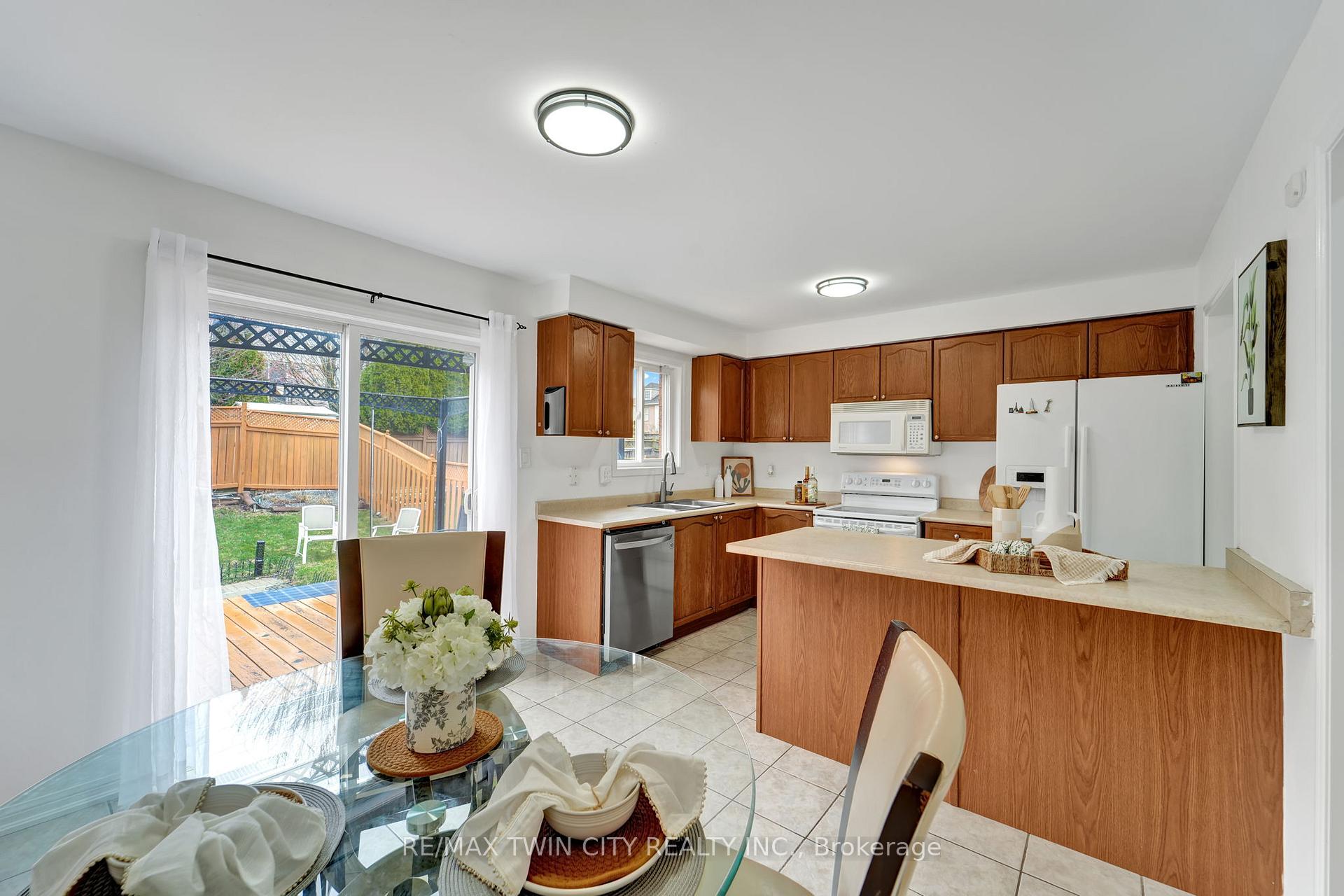 Photo 8 of 132 Kirkland Place, Whitby, Williamsburg — HOMEH