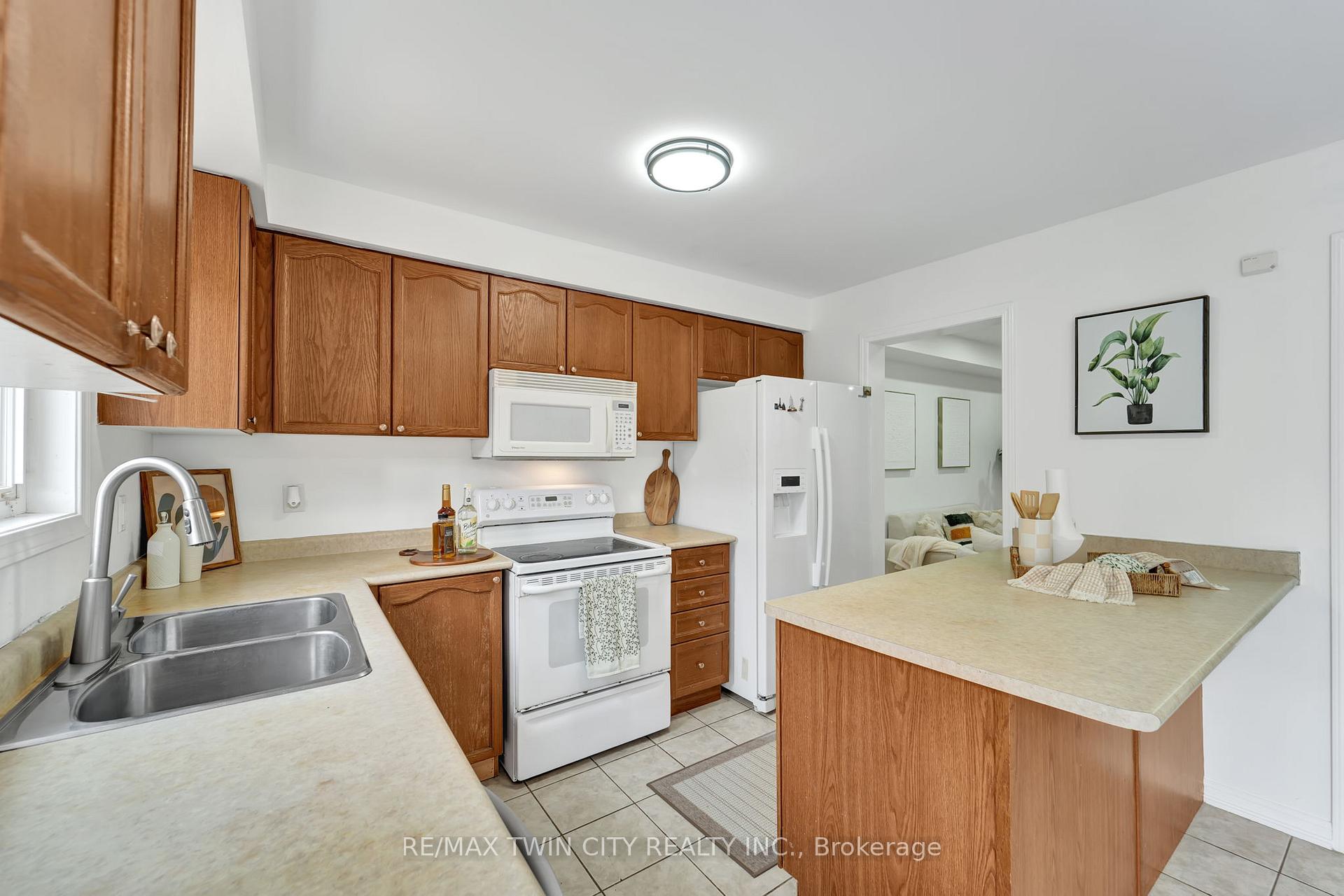 Photo 9 of 132 Kirkland Place, Whitby, Williamsburg — HOMEH