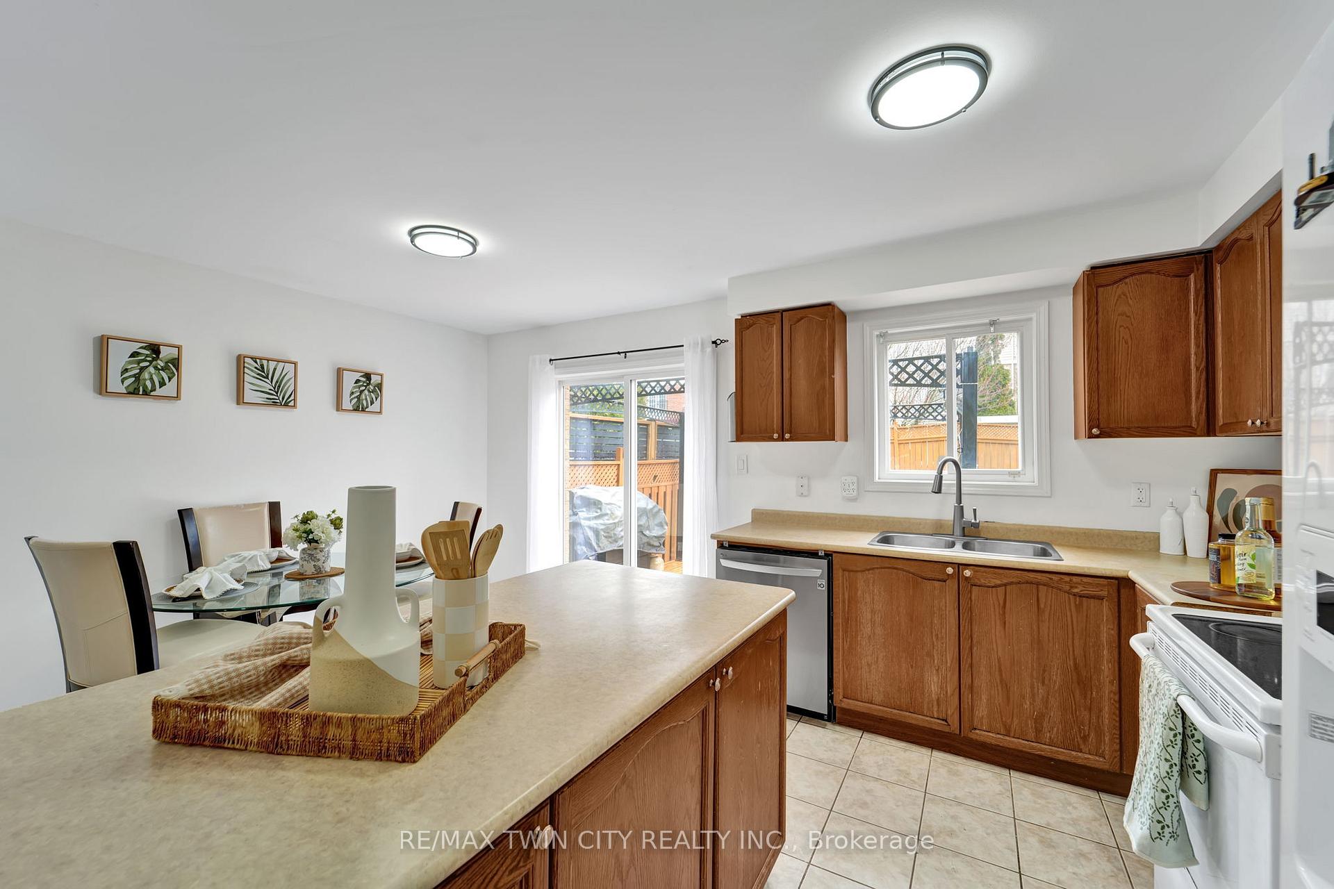Photo 10 of 132 Kirkland Place, Whitby, Williamsburg — HOMEH