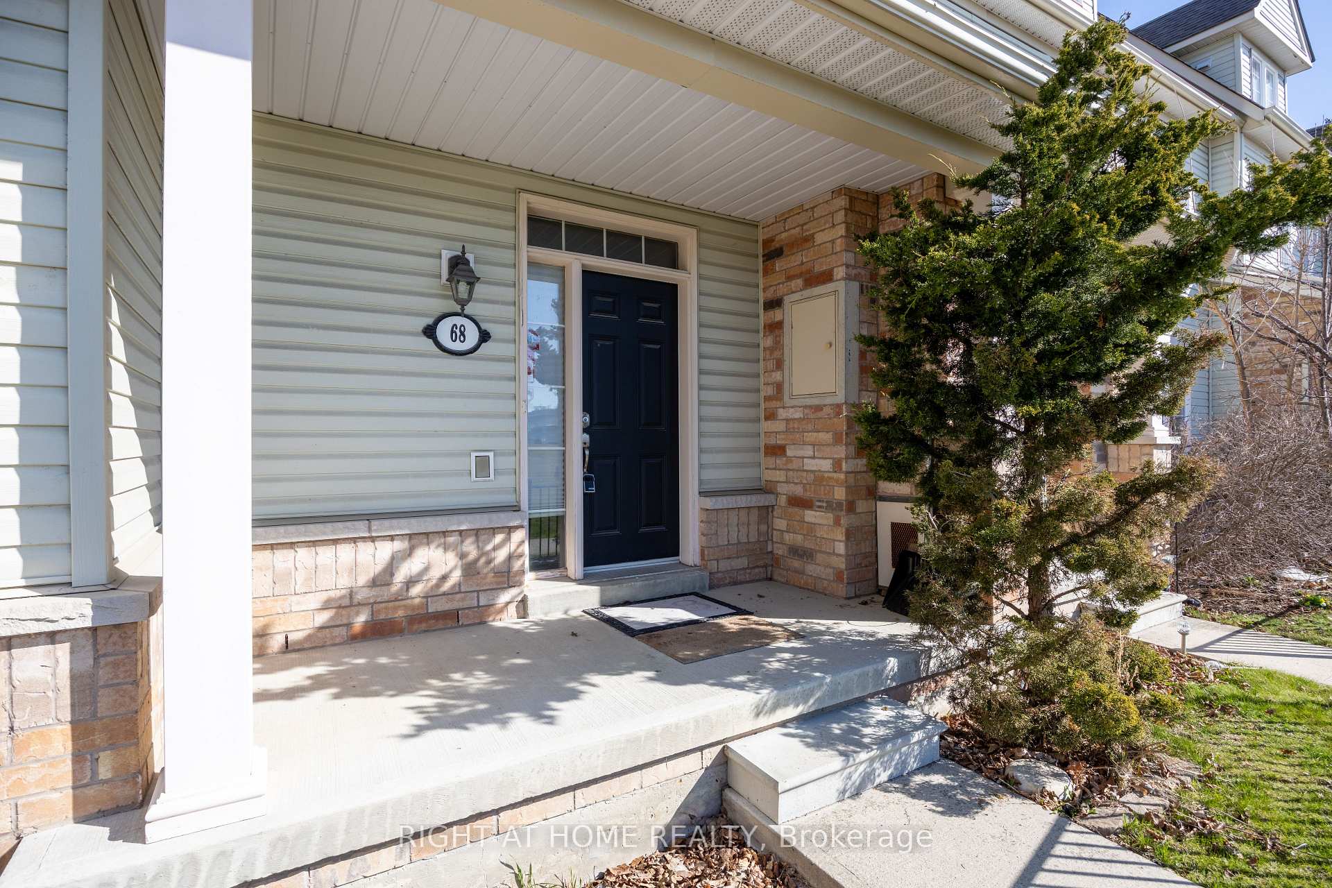 Photo 3 of 68 Wicker Park Way, Whitby, Pringle Creek — HOMEH