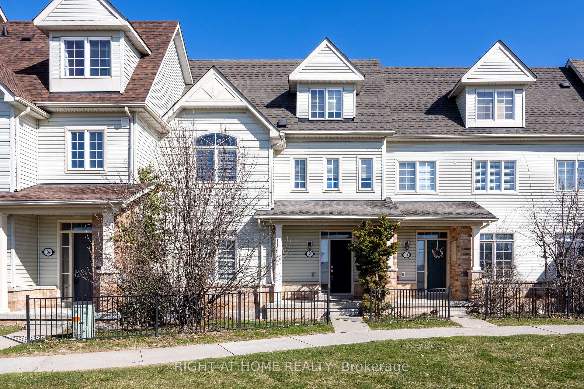 Photo 4 of 68 Wicker Park Way, Whitby, Pringle Creek — HOMEH
