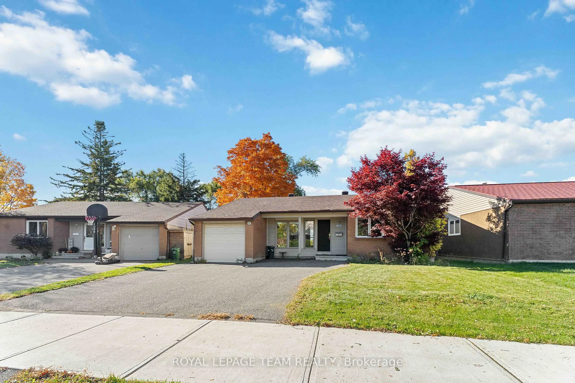 Front of 1094 Alenmede Crescent