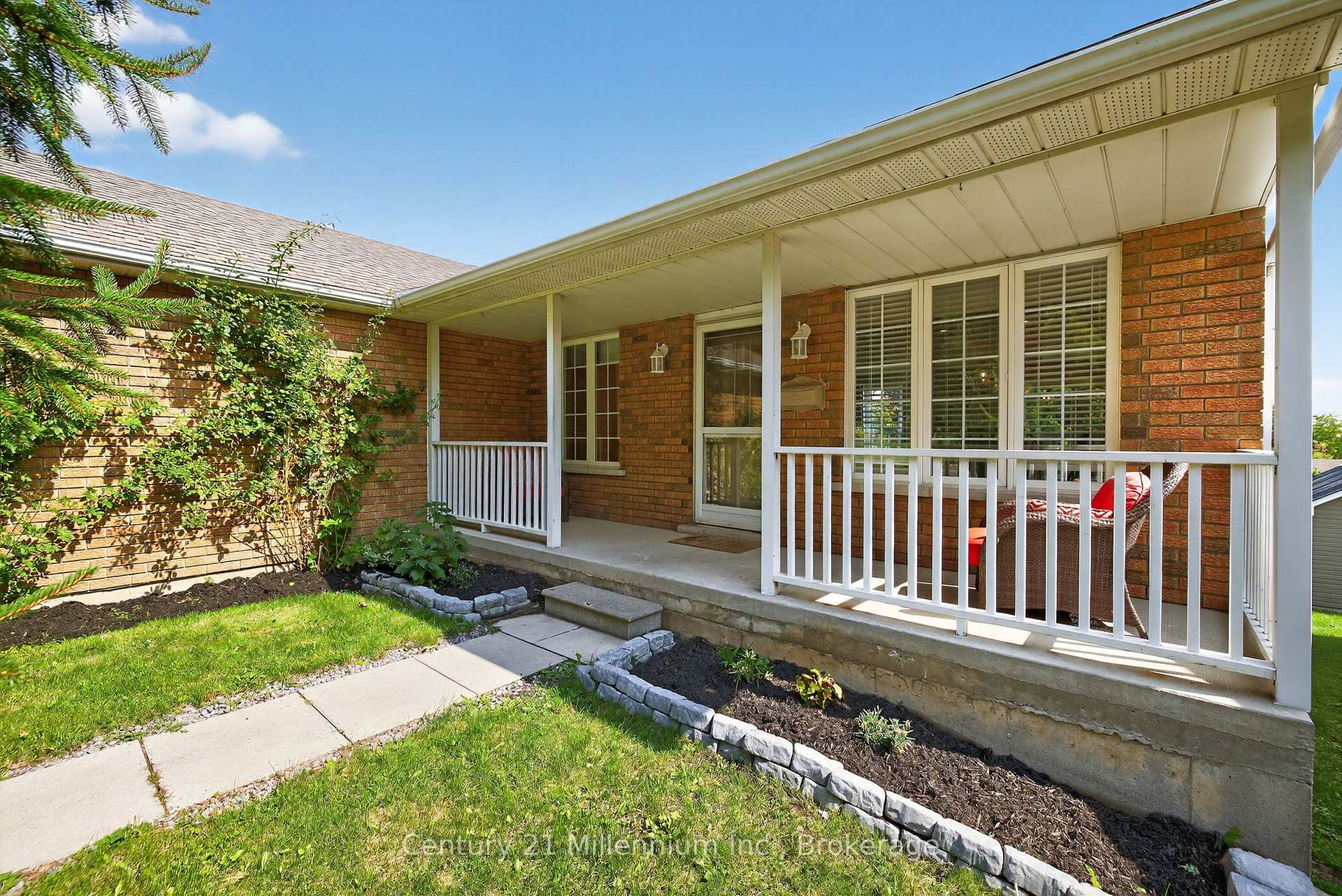 Photo 2 of 702 Spillsbury Drive, Peterborough, Otonabee Ward 1 — HOMEH