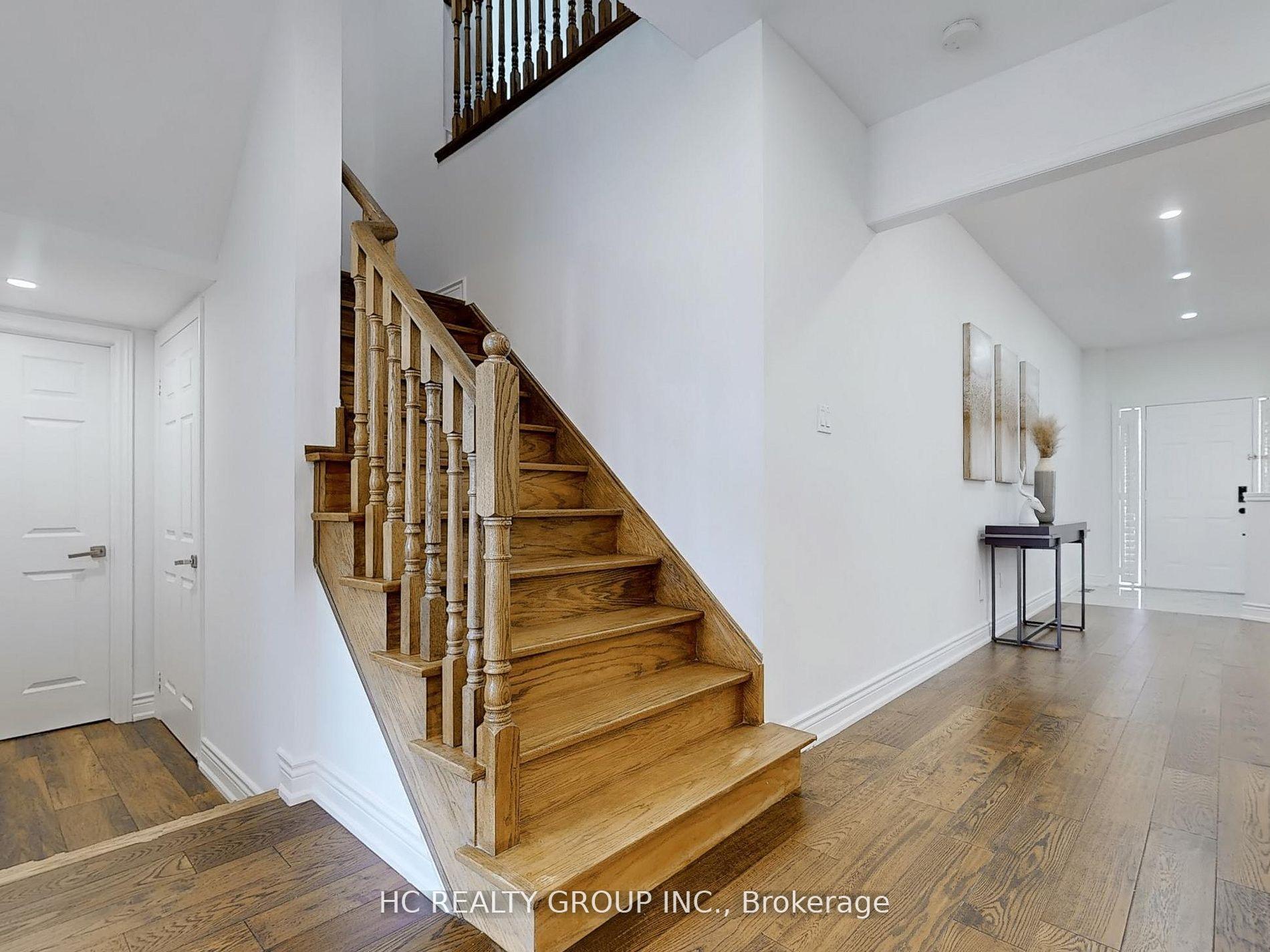 Photo 11 of 247 Dufferin Hill Drive, Vaughan, Patterson — HOMEH