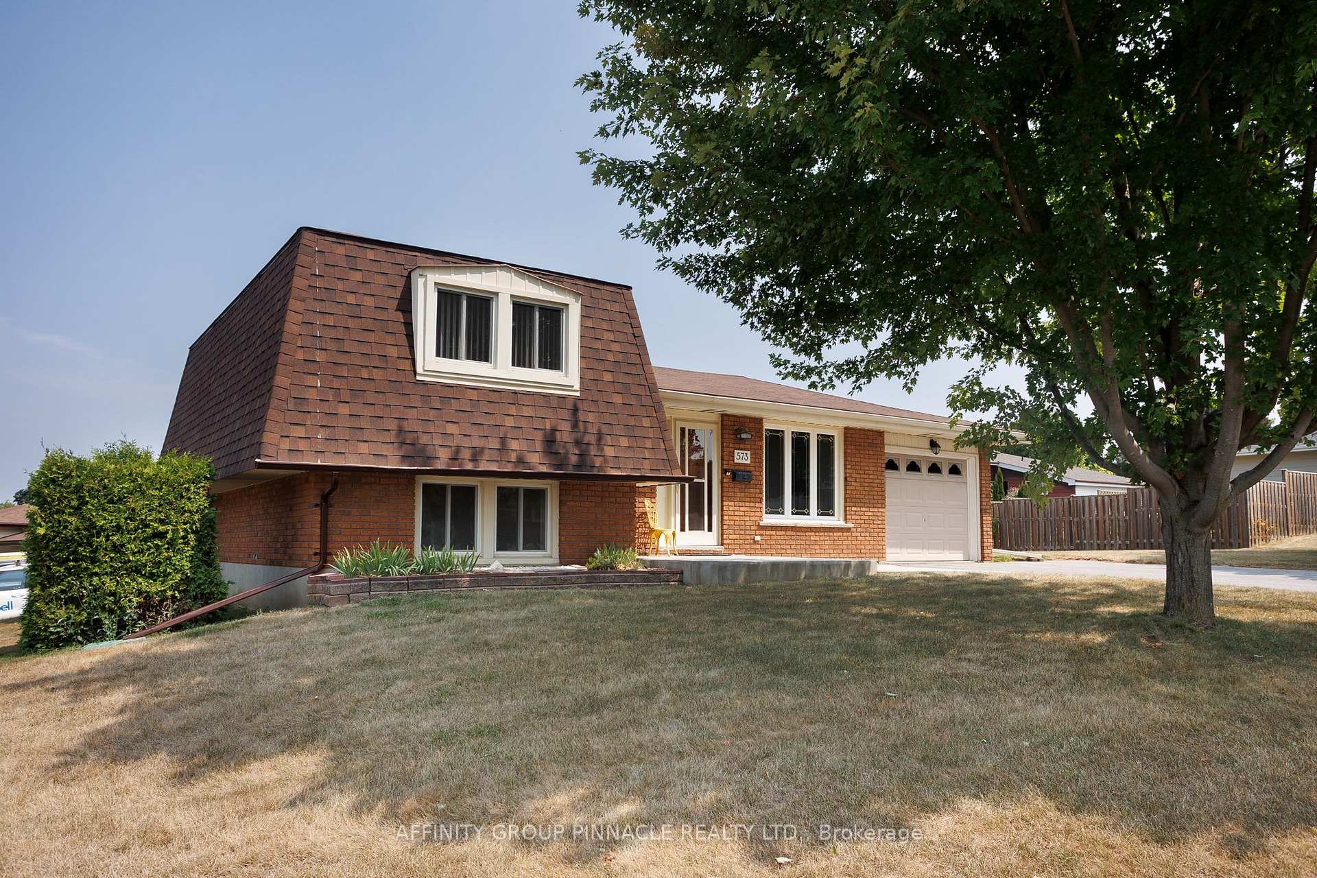 Photo 2 of 573 Saugeen Crescent, Peterborough, Ashburnham Ward 4 — HOMEH