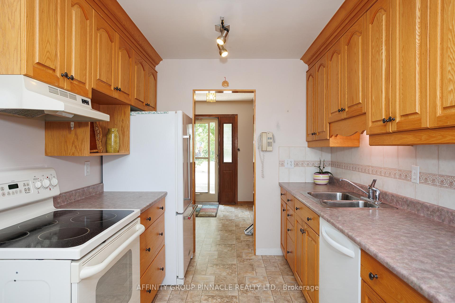 Photo 17 of 573 Saugeen Crescent, Peterborough, Ashburnham Ward 4 — HOMEH