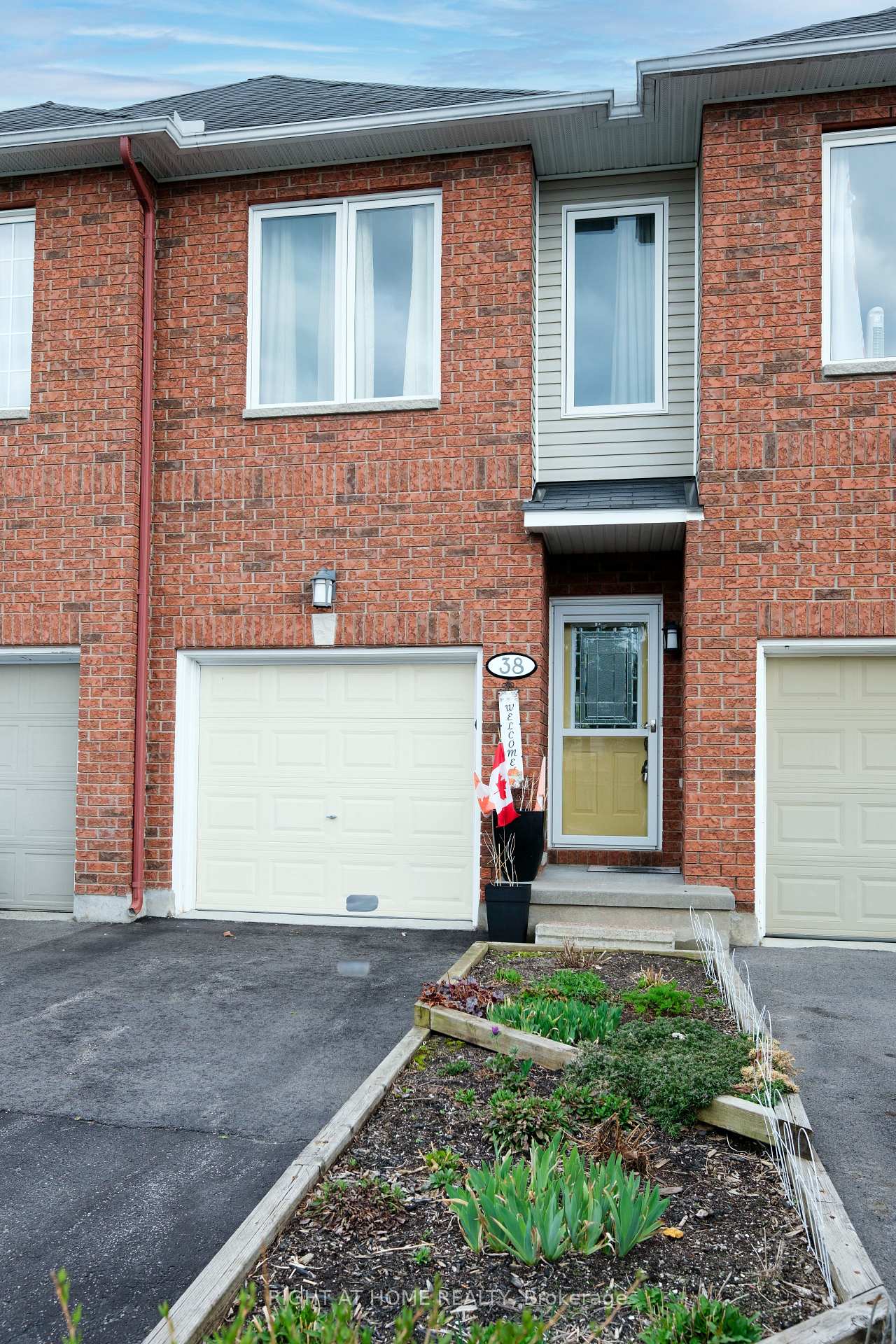 Photo 3 of 38 Spruce Crescent, Arnprior — HOMEH
