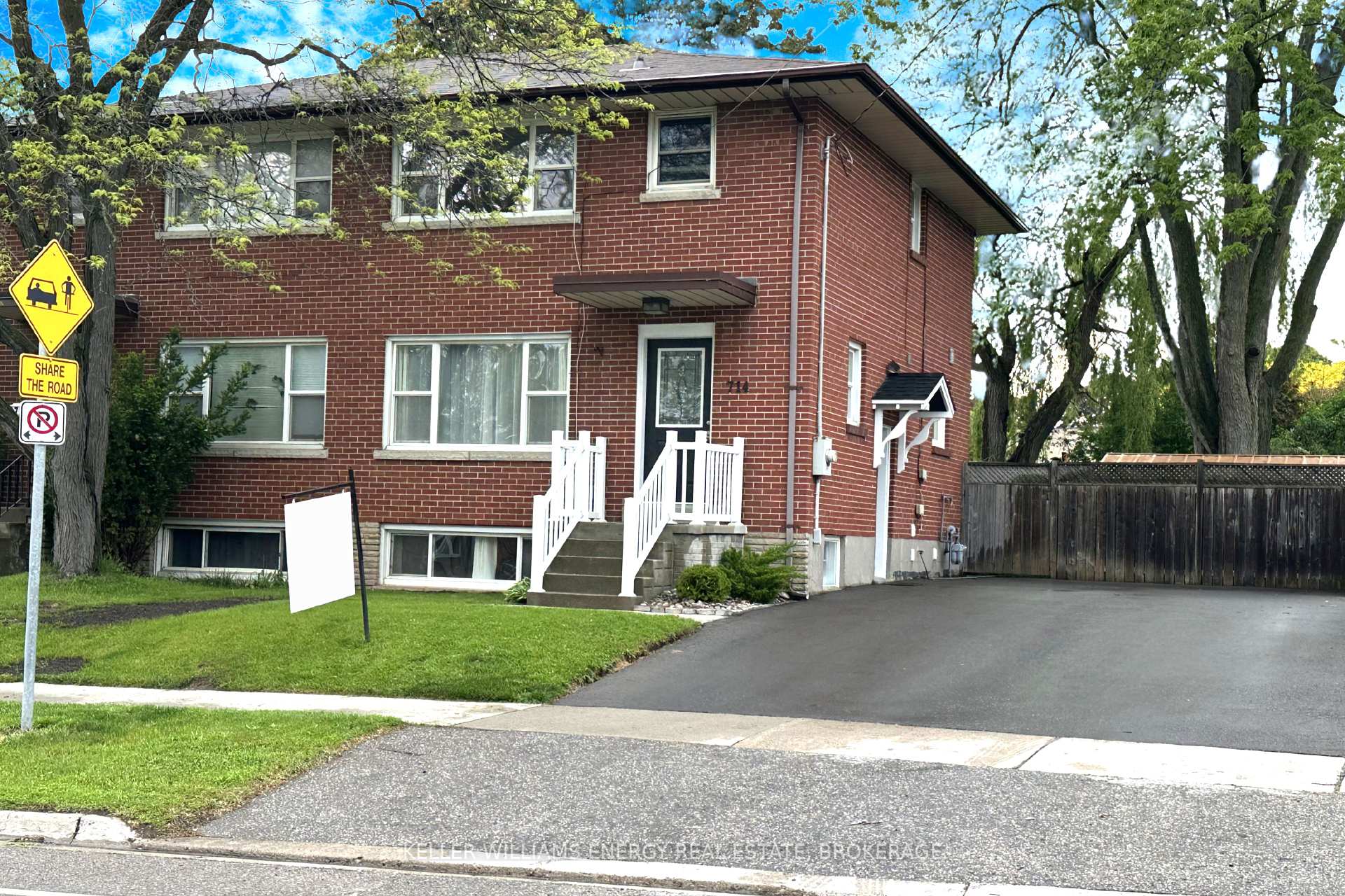Front of 714 Dunlop Street W
