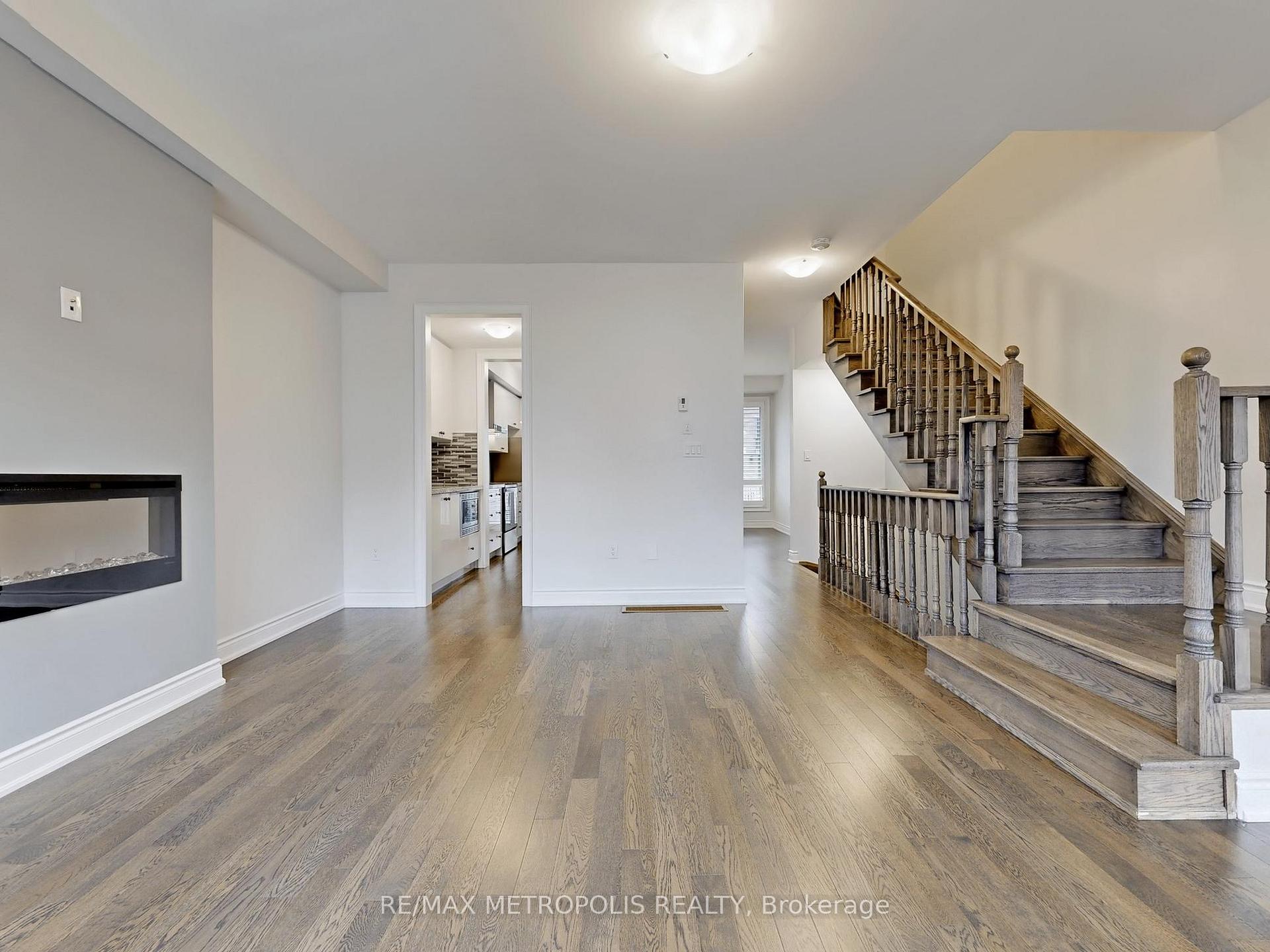 Photo 7 of 6 Lake Trail Way, Whitby, Brooklin — HOMEH