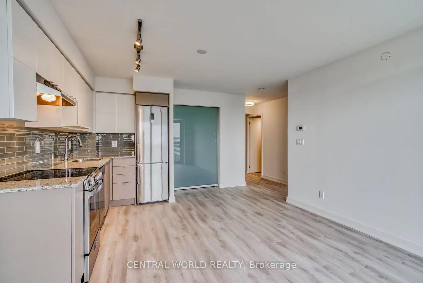 Photo 5 of Unit 1006, 120 Varna Dr, Toronto, Englemount-Lawrence — HOMEH