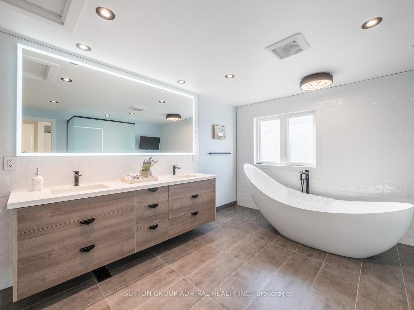 Photo 41 of 62 Pinewood Drive, Vaughan, Crestwood-Springfarm-Yorkhill — HOMEH