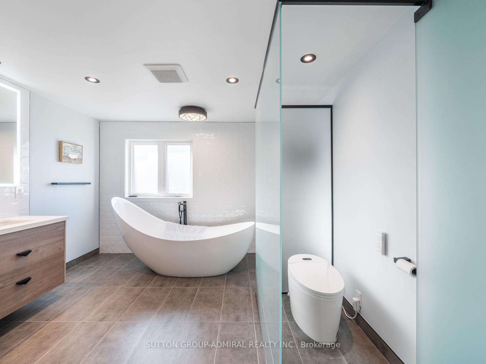 Photo 43 of 62 Pinewood Drive, Vaughan, Crestwood-Springfarm-Yorkhill — HOMEH