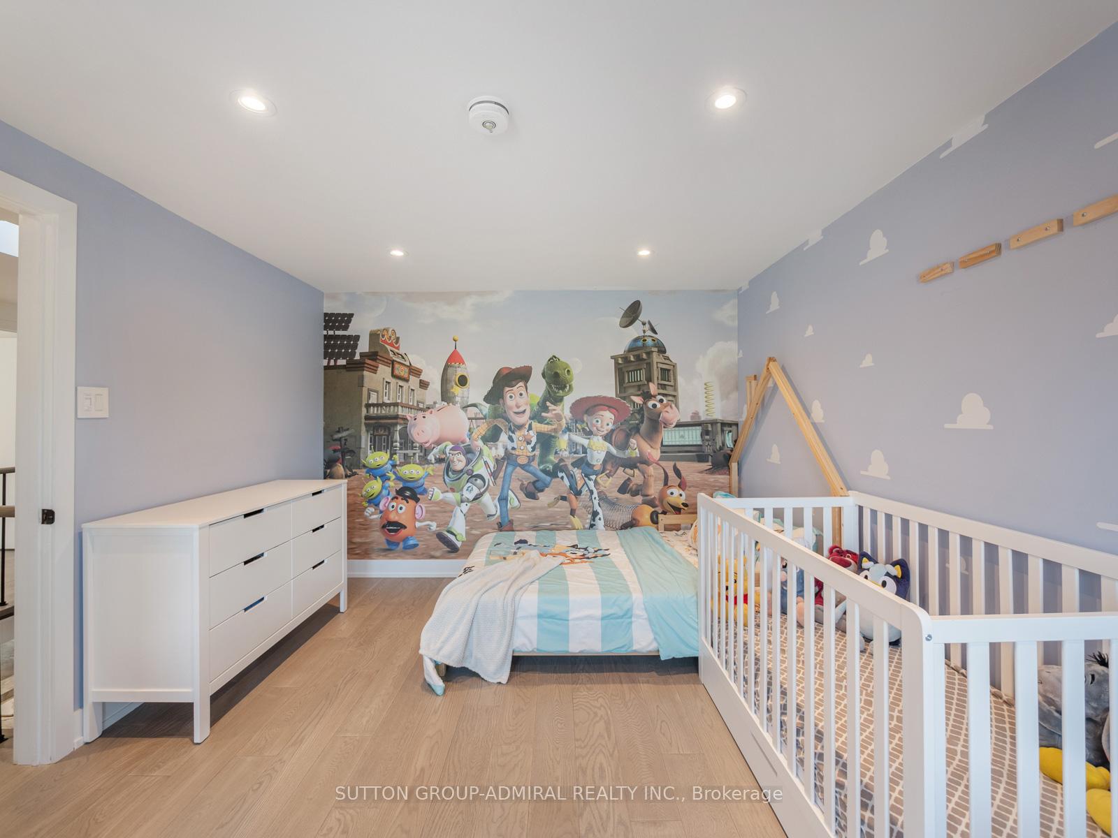 Photo 48 of 62 Pinewood Drive, Vaughan, Crestwood-Springfarm-Yorkhill — HOMEH