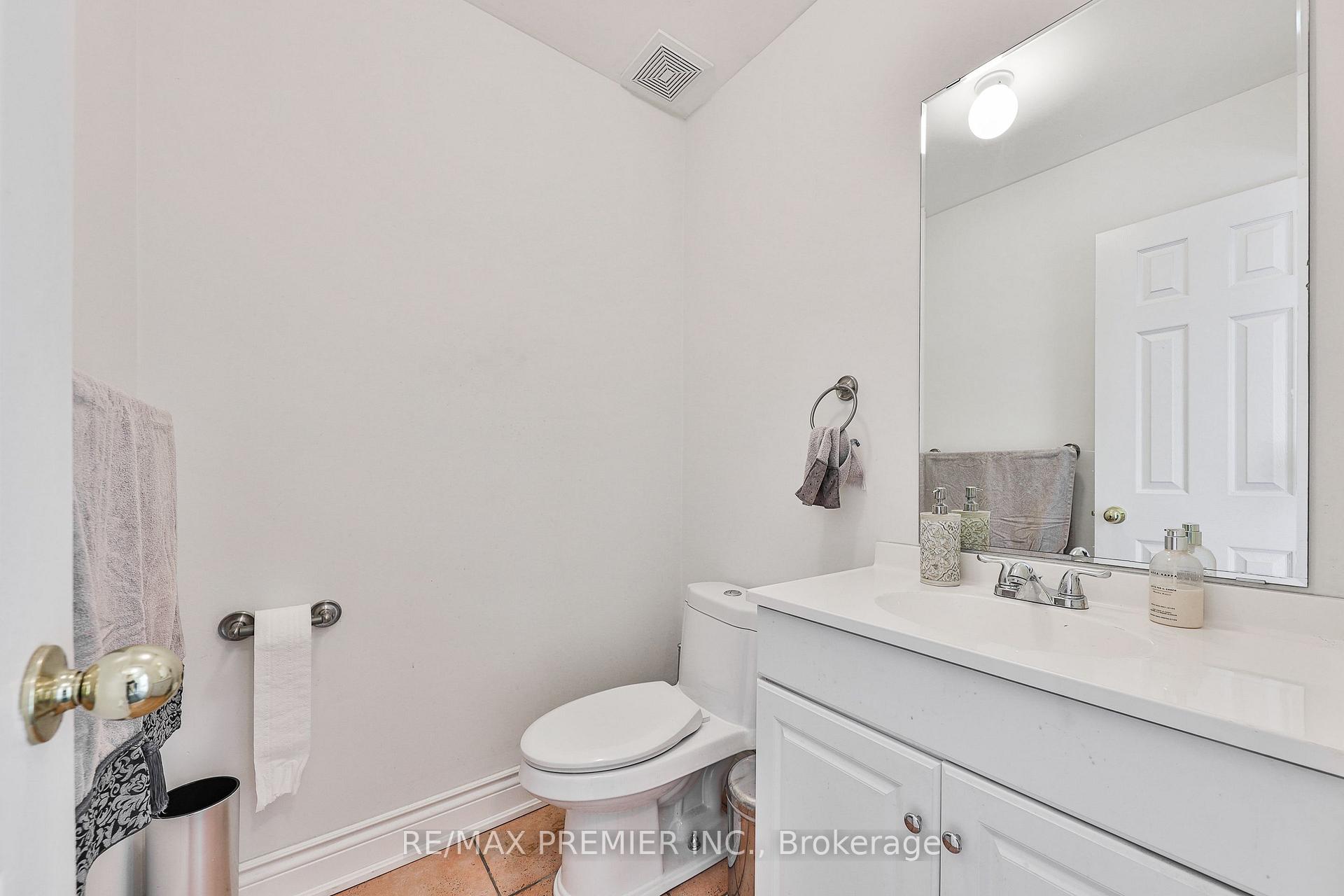 Photo 8 of 17 Laurelhurst Crescent, Vaughan, Vellore Village — HOMEH
