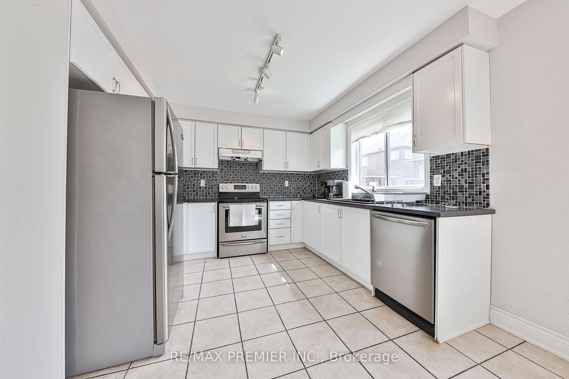 Photo 9 of 17 Laurelhurst Crescent, Vaughan, Vellore Village — HOMEH