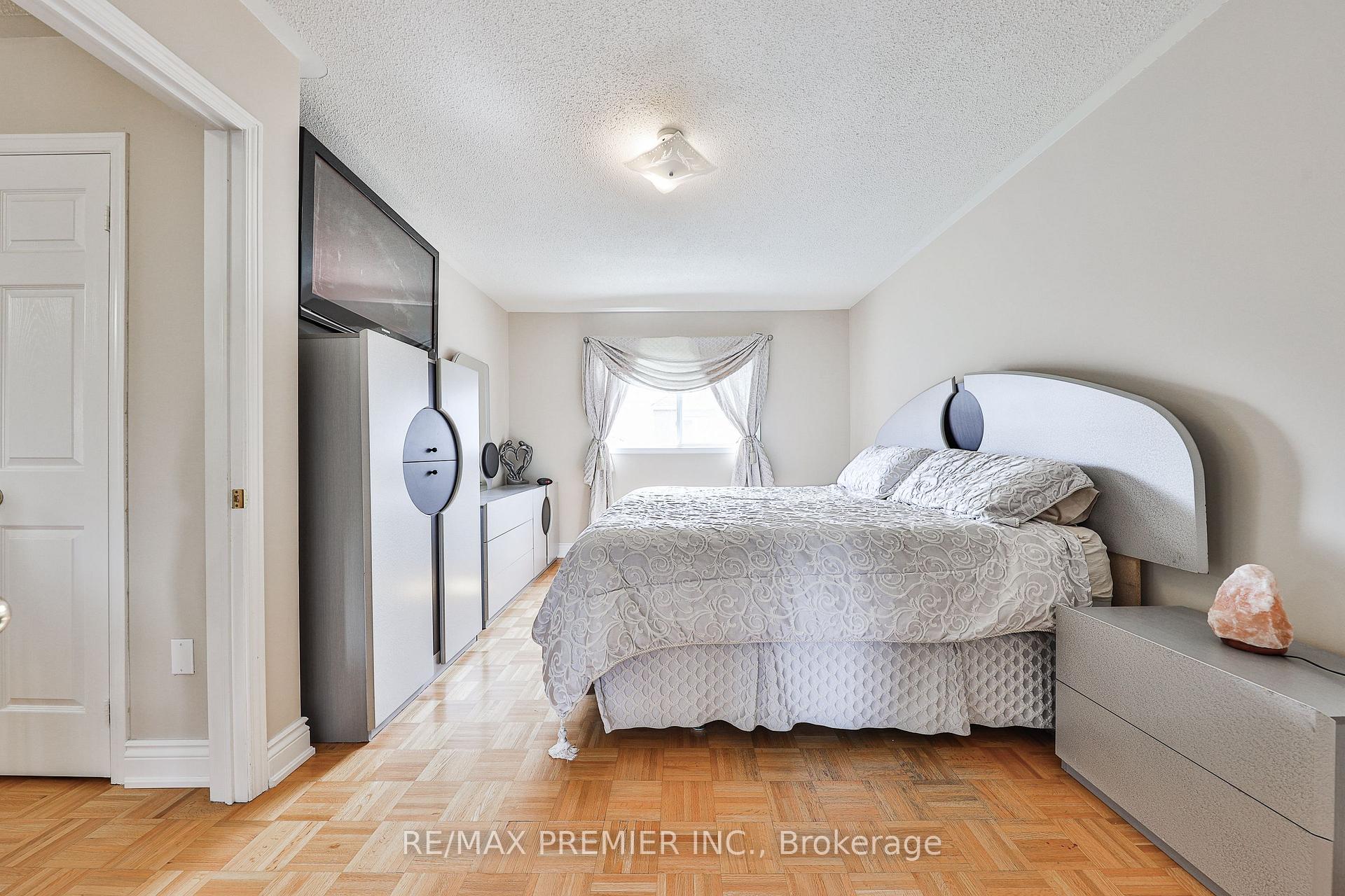 Photo 23 of 17 Laurelhurst Crescent, Vaughan, Vellore Village — HOMEH