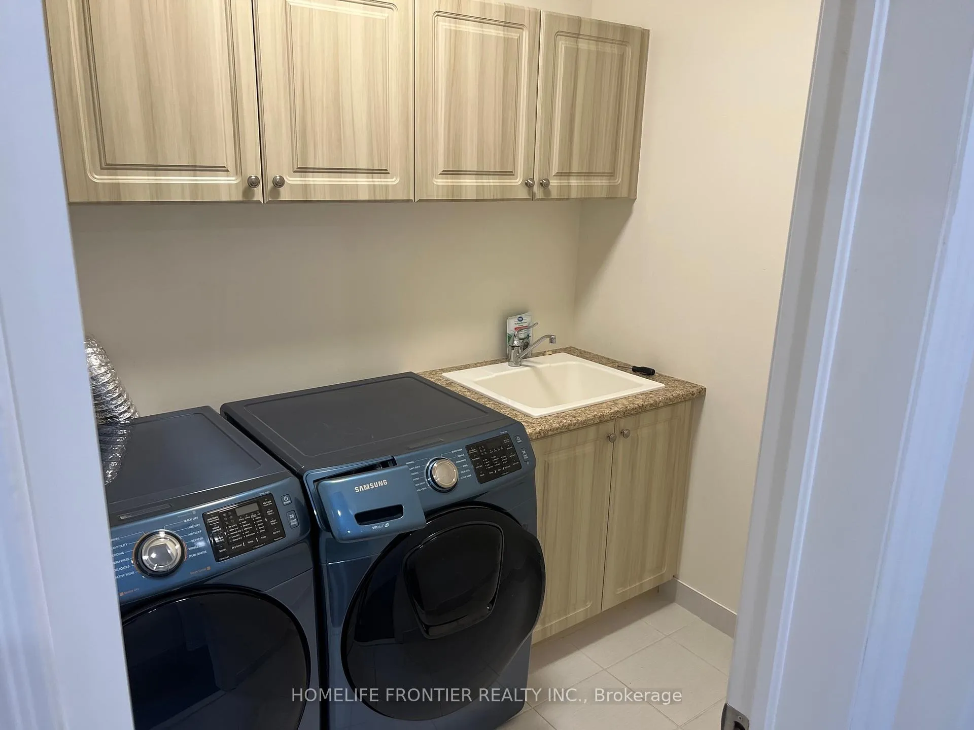 Photo 5 of 26 Hurst Avenue, Vaughan, Patterson — HOMEH