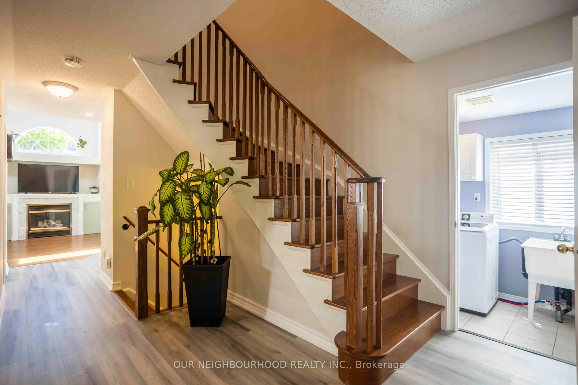 Photo 3 of 19 Artesian Drive, Whitby, Williamsburg — HOMEH