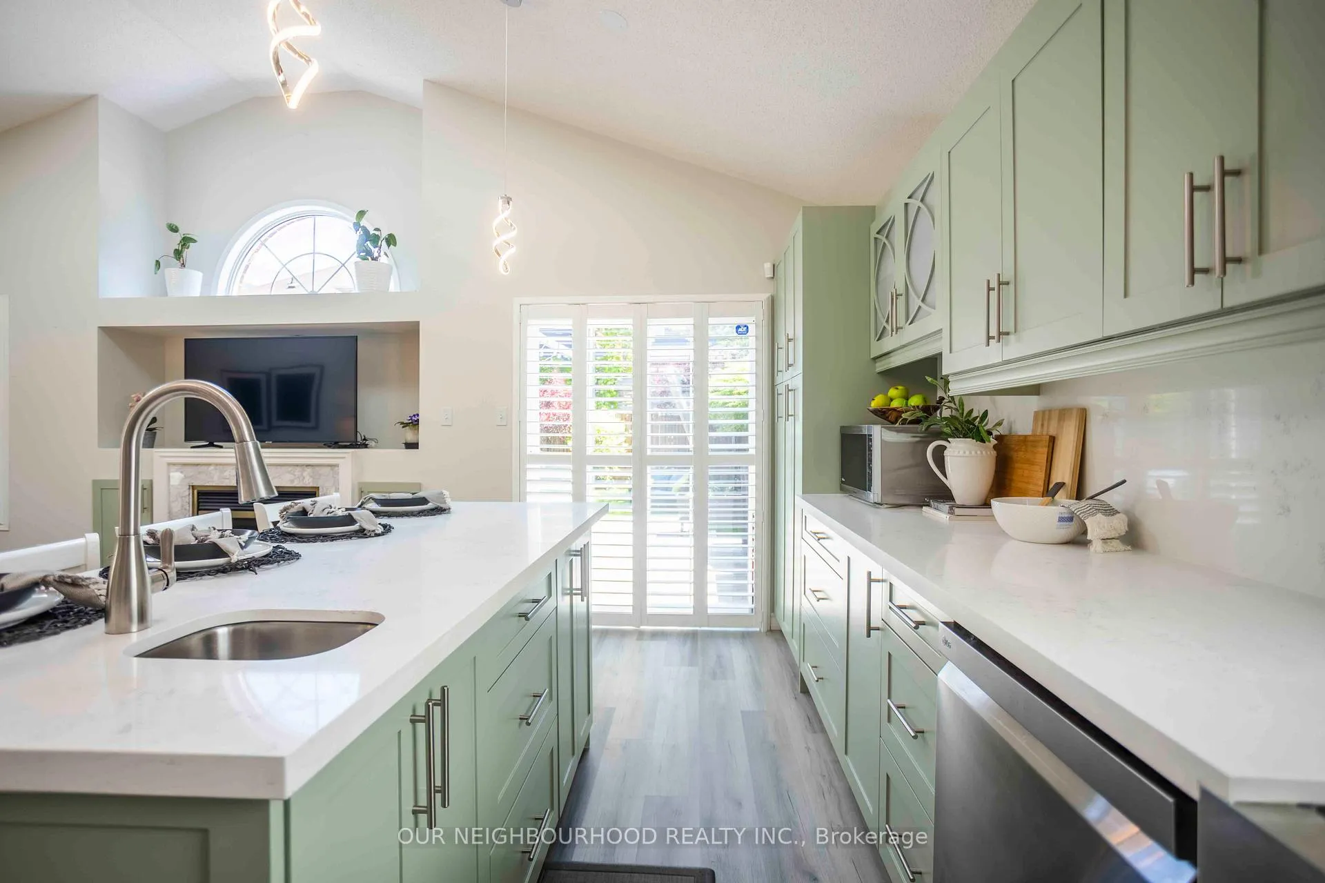 Photo 5 of 19 Artesian Drive, Whitby, Williamsburg — HOMEH