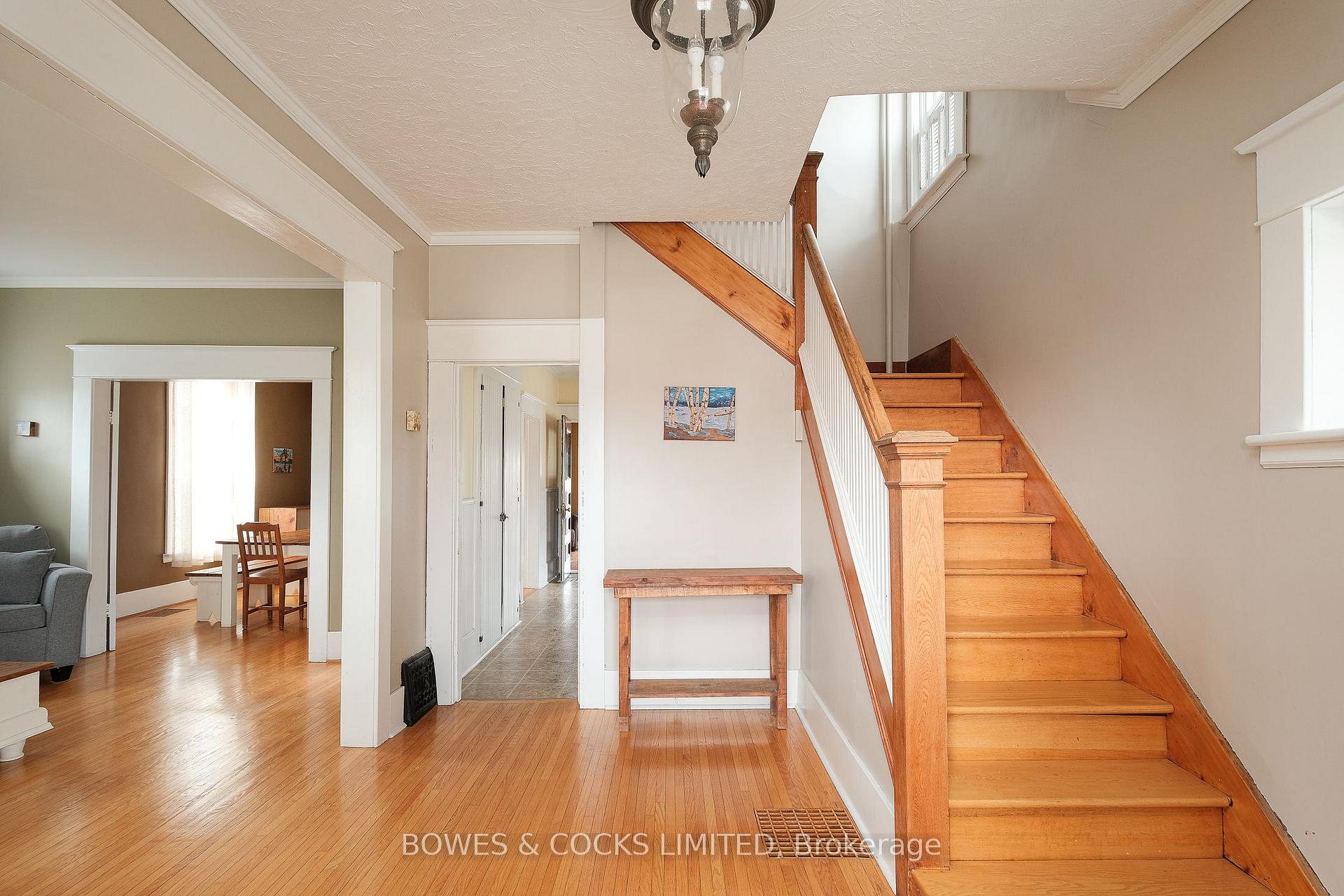 Photo 3 of 562 Cameron Street, Peterborough, Otonabee Ward 1 — HOMEH