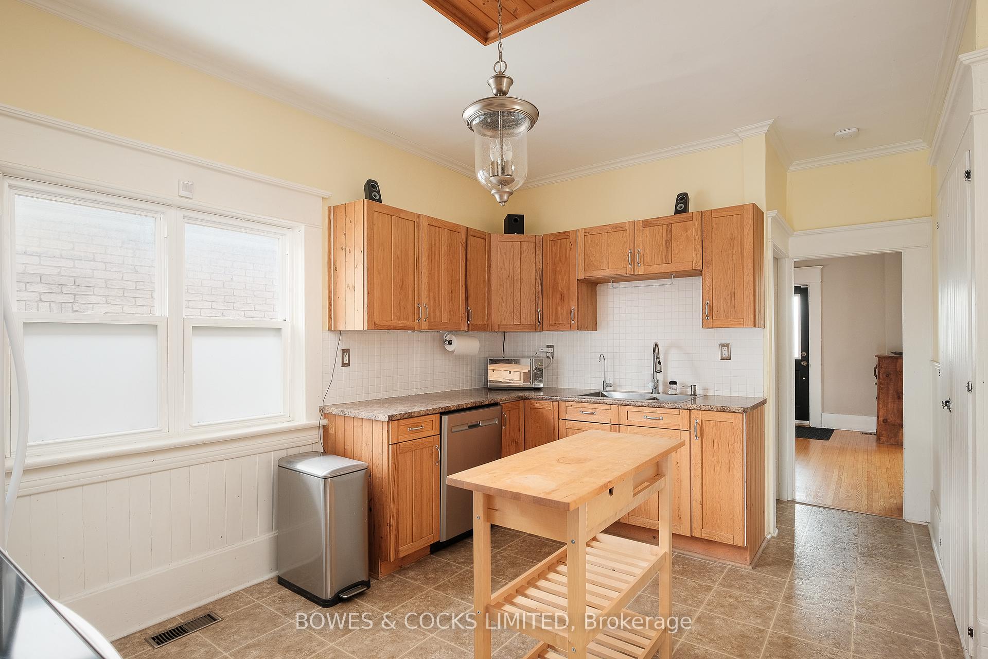 Photo 13 of 562 Cameron Street, Peterborough, Otonabee Ward 1 — HOMEH