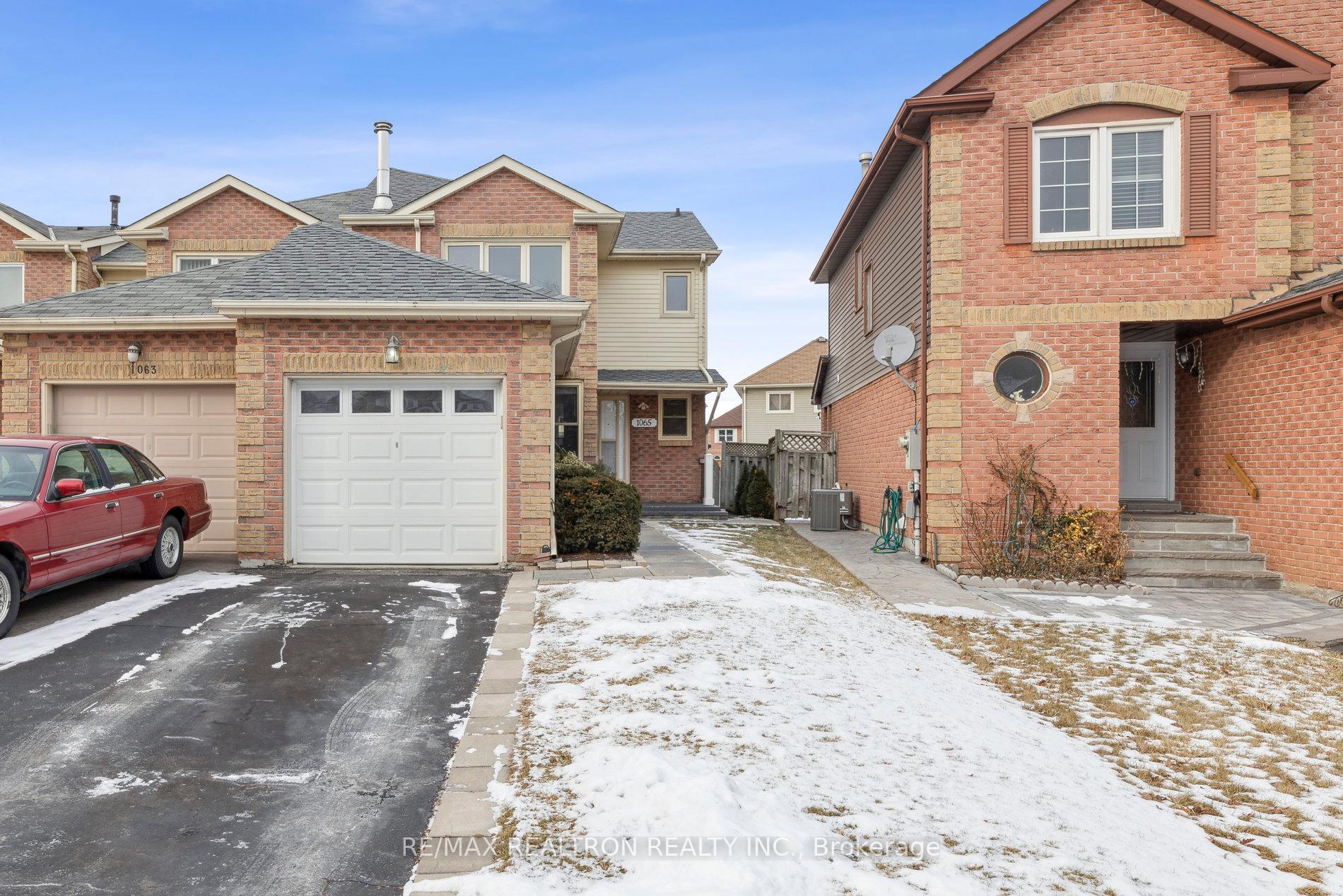 Front of 1065 Rathmore Crescent