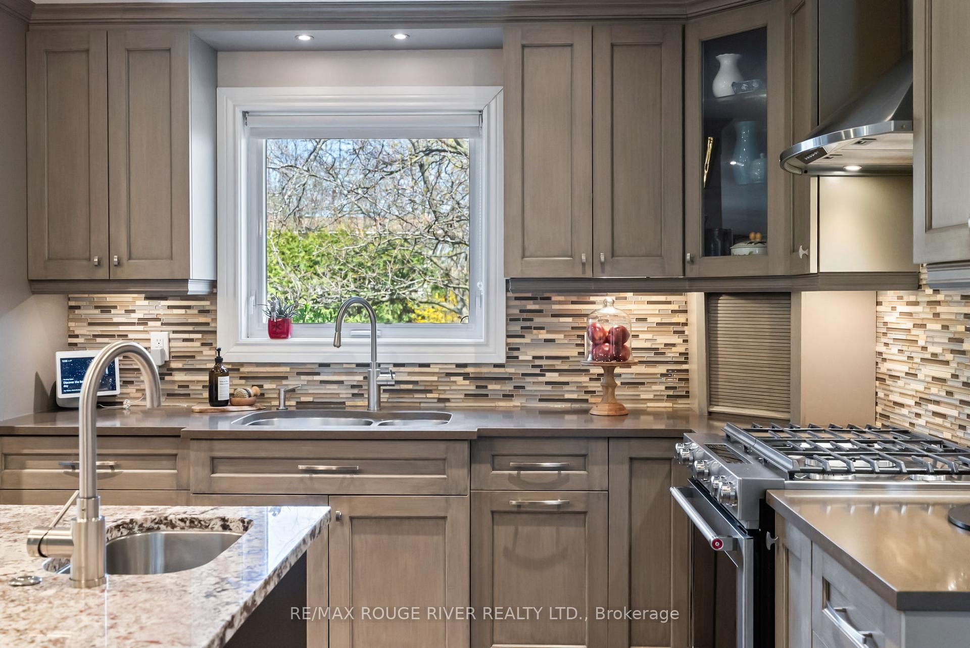 Photo 9 of 108 Orchard Court, Whitby, Downtown Whitby — HOMEH