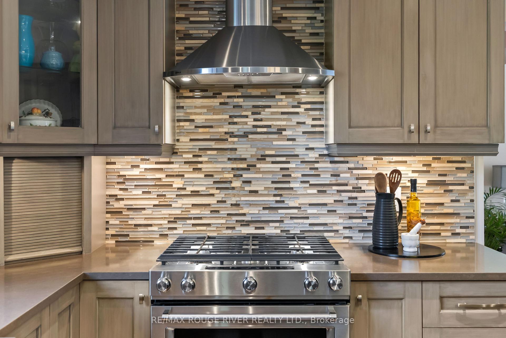 Photo 10 of 108 Orchard Court, Whitby, Downtown Whitby — HOMEH