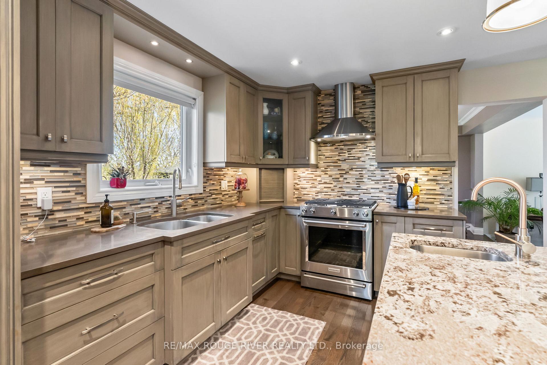 Photo 11 of 108 Orchard Court, Whitby, Downtown Whitby — HOMEH