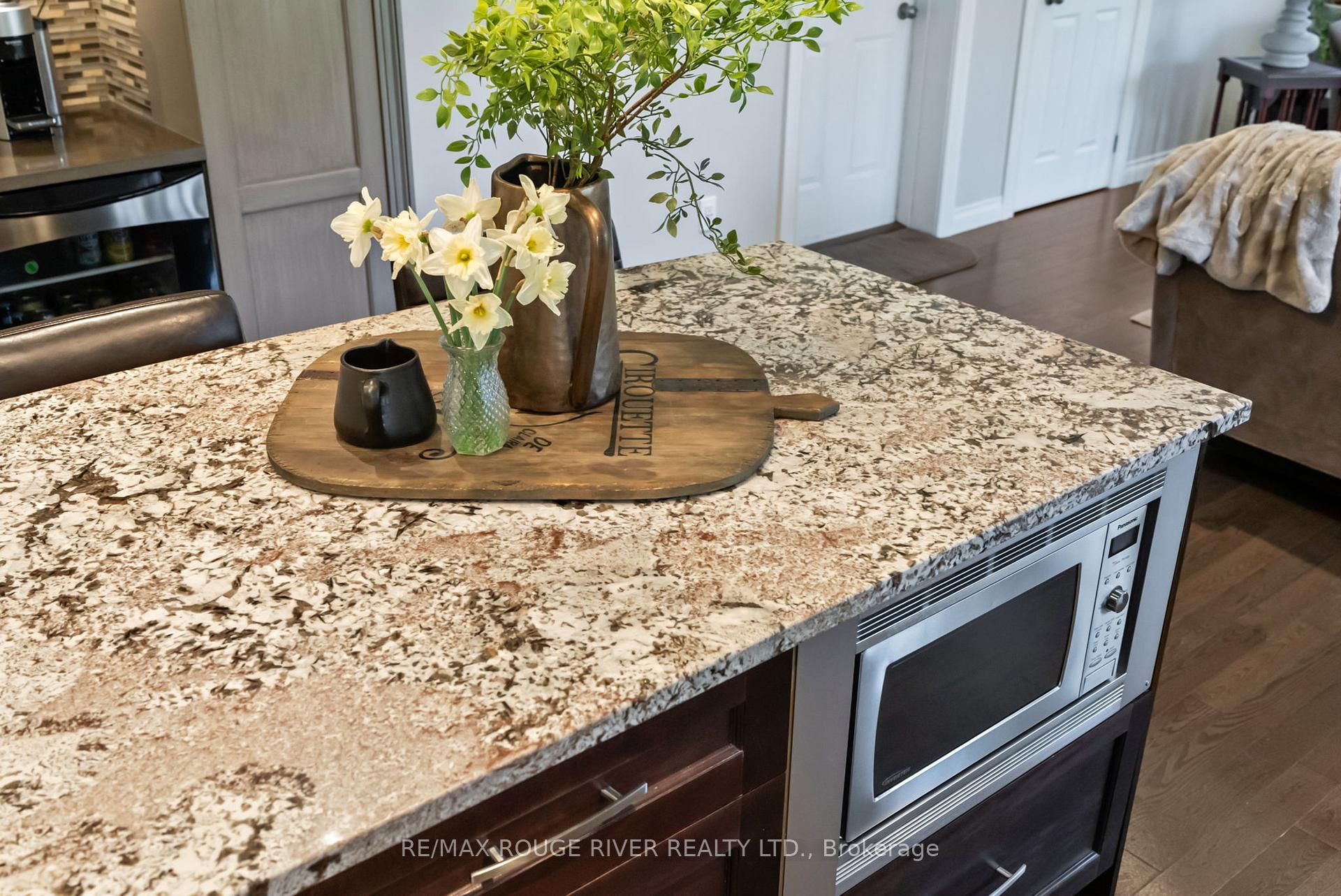 Photo 13 of 108 Orchard Court, Whitby, Downtown Whitby — HOMEH