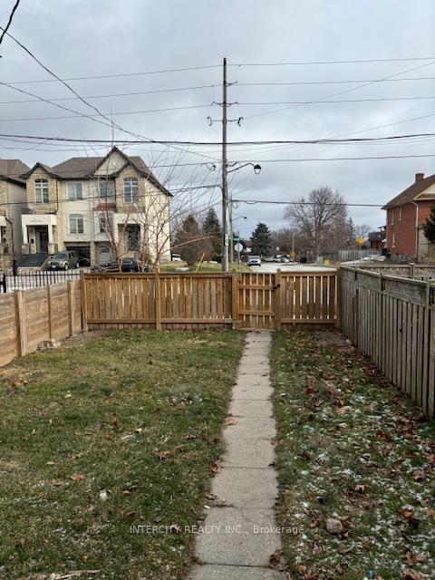 Photo 3 of 8274 Kipling Avenue, Vaughan, West Woodbridge — HOMEH