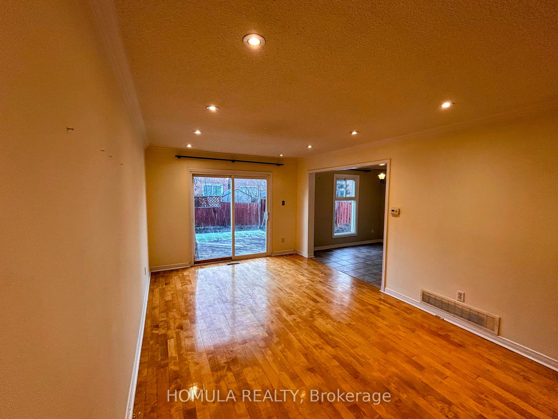Photo 4 of 136 Campbell Avenue, Vaughan, Crestwood-Springfarm-Yorkhill — HOMEH