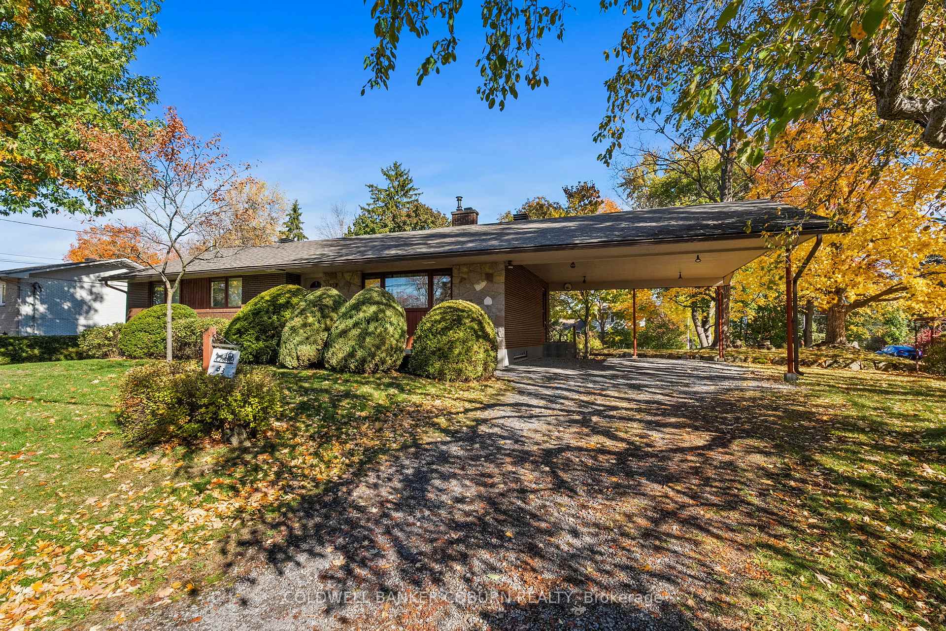 Photo 3 of 53 Eisenhower Crescent, Ottawa, Barrhaven - Hearts Desire — HOMEH