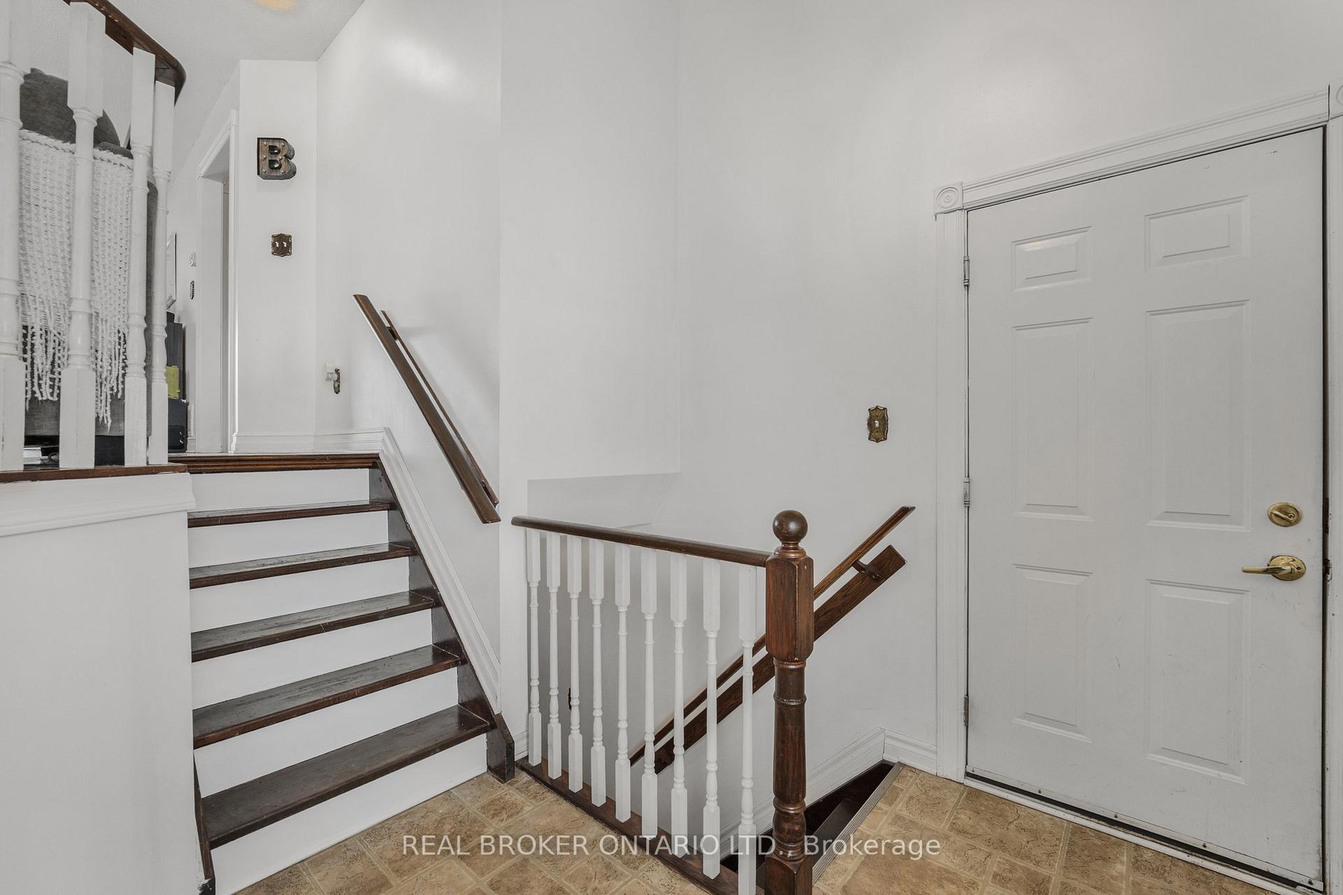 Photo 3 of 22 Dykstra Drive, Barrie, Holly — HOMEH