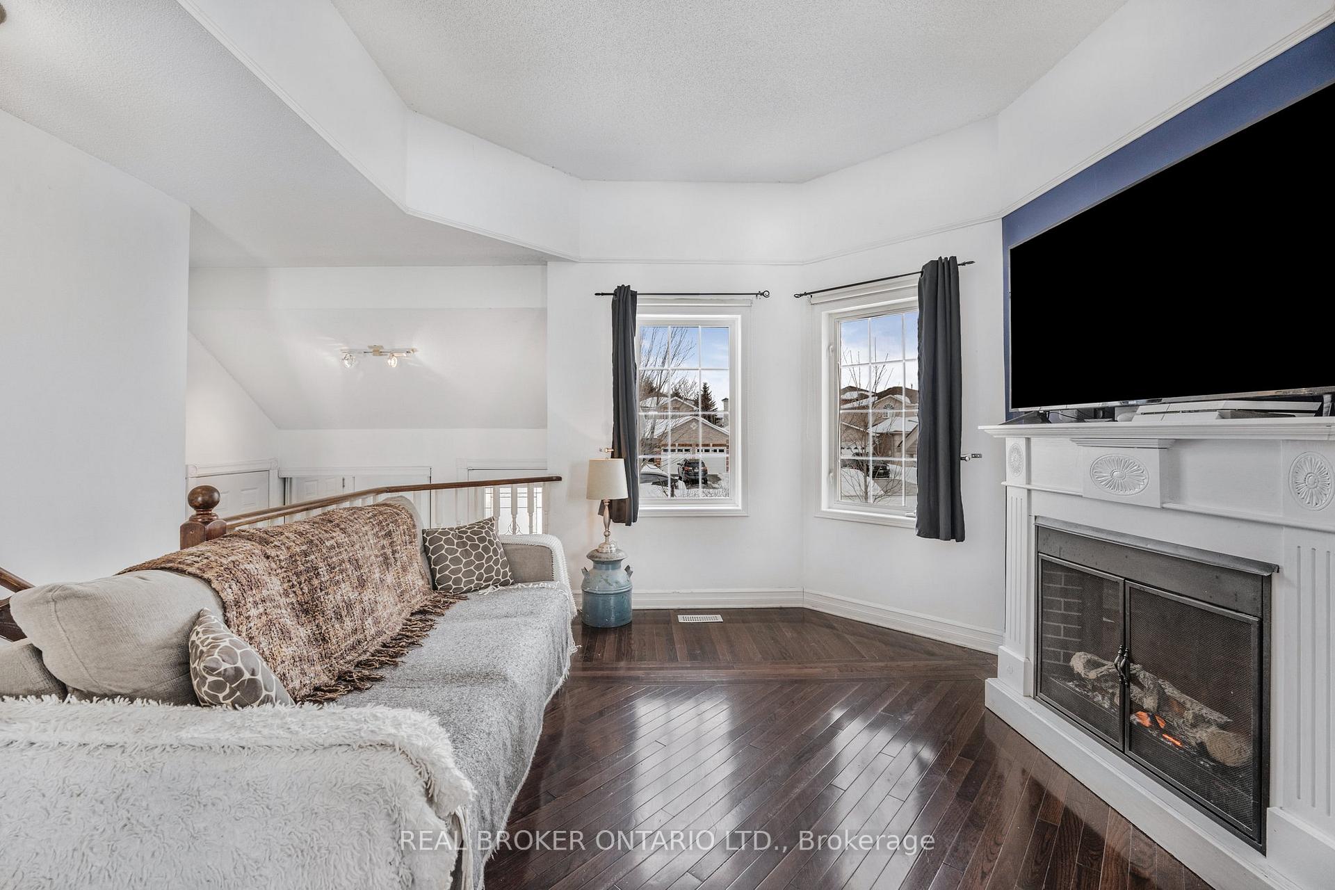 Photo 4 of 22 Dykstra Drive, Barrie, Holly — HOMEH