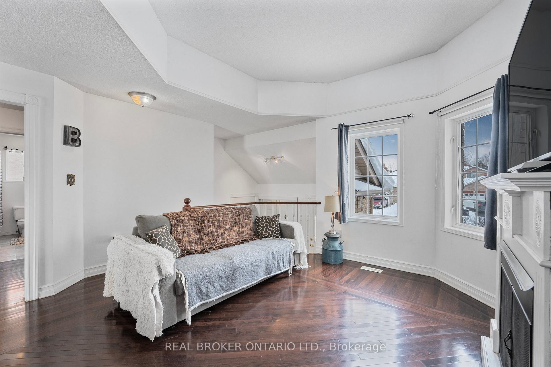 Photo 7 of 22 Dykstra Drive, Barrie, Holly — HOMEH