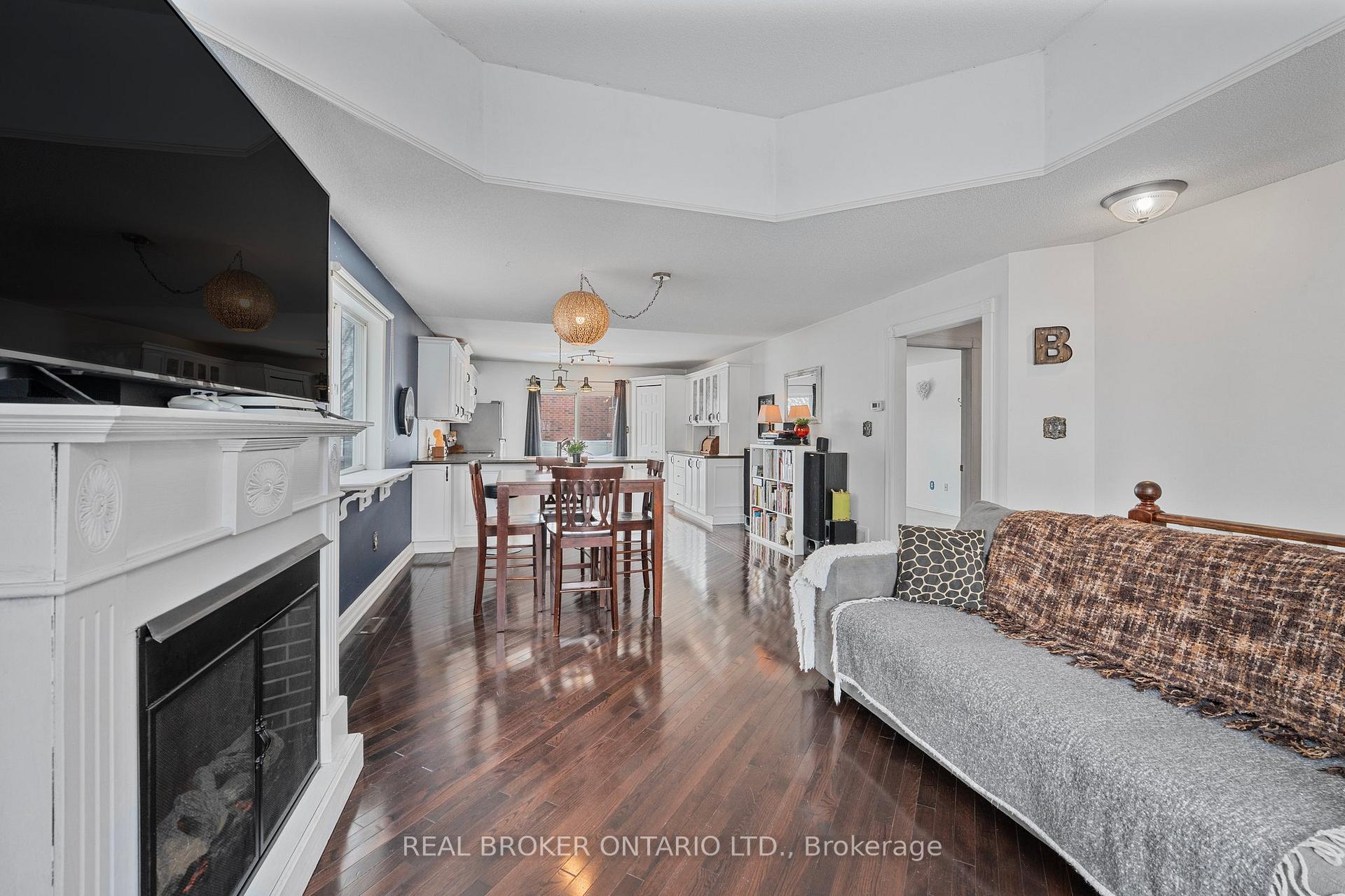 Photo 6 of 22 Dykstra Drive, Barrie, Holly — HOMEH