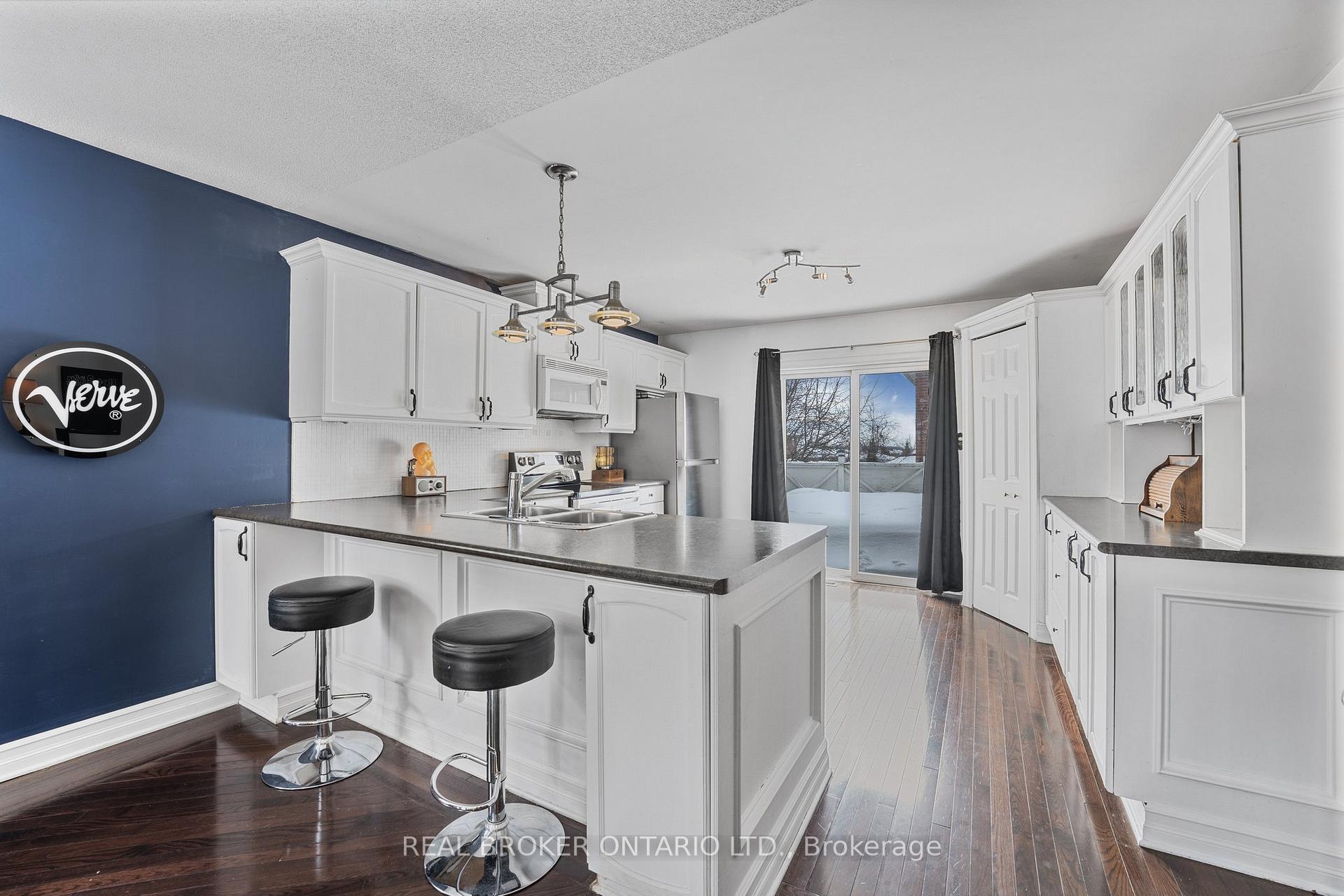 Photo 10 of 22 Dykstra Drive, Barrie, Holly — HOMEH