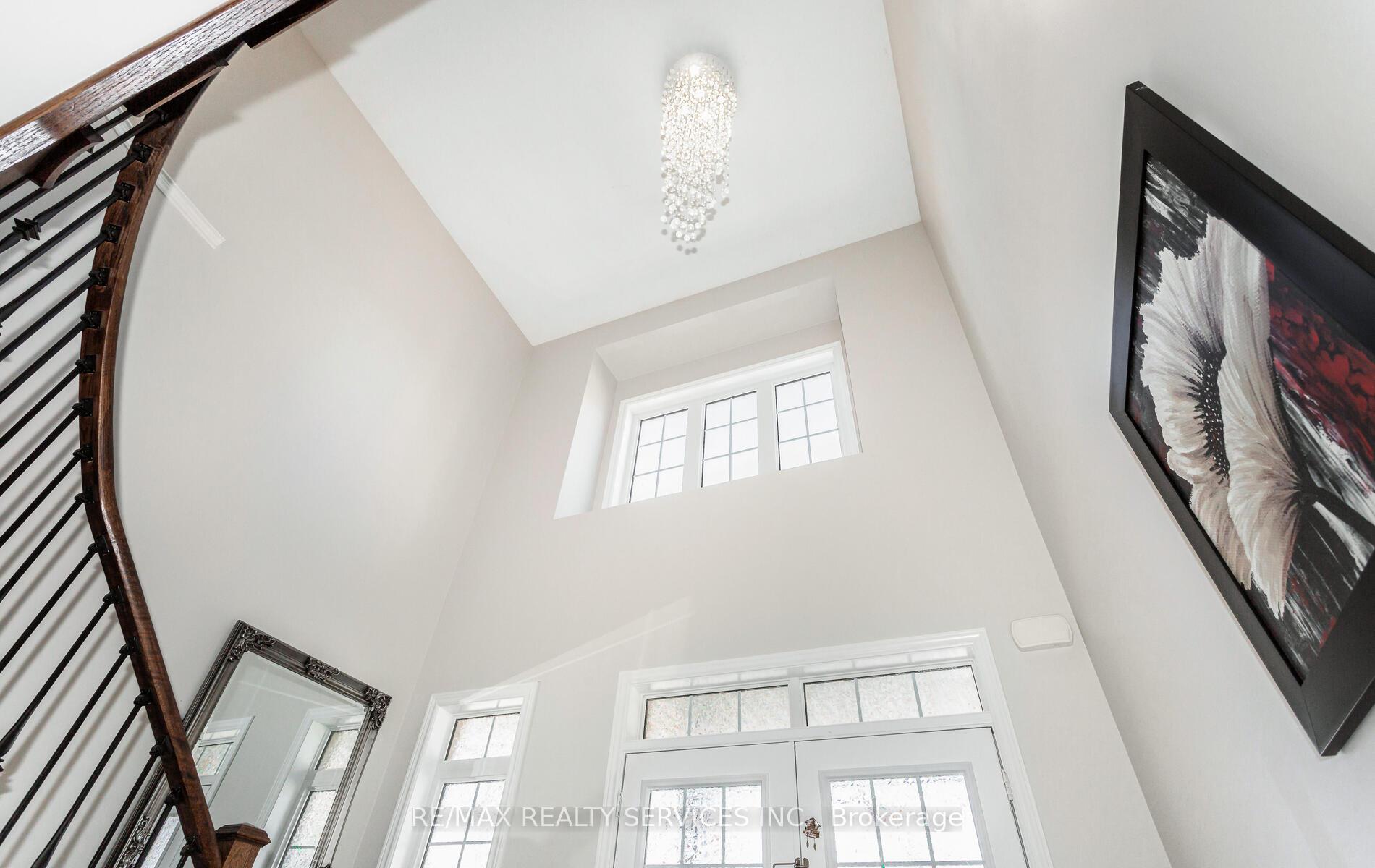 Photo 4 of 153 Algoma Drive, Vaughan, Kleinburg — HOMEH