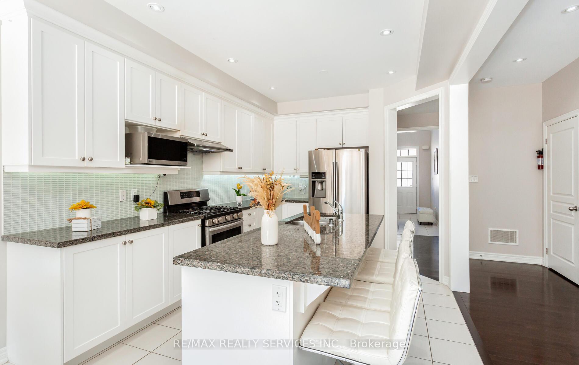 Photo 6 of 153 Algoma Drive, Vaughan, Kleinburg — HOMEH