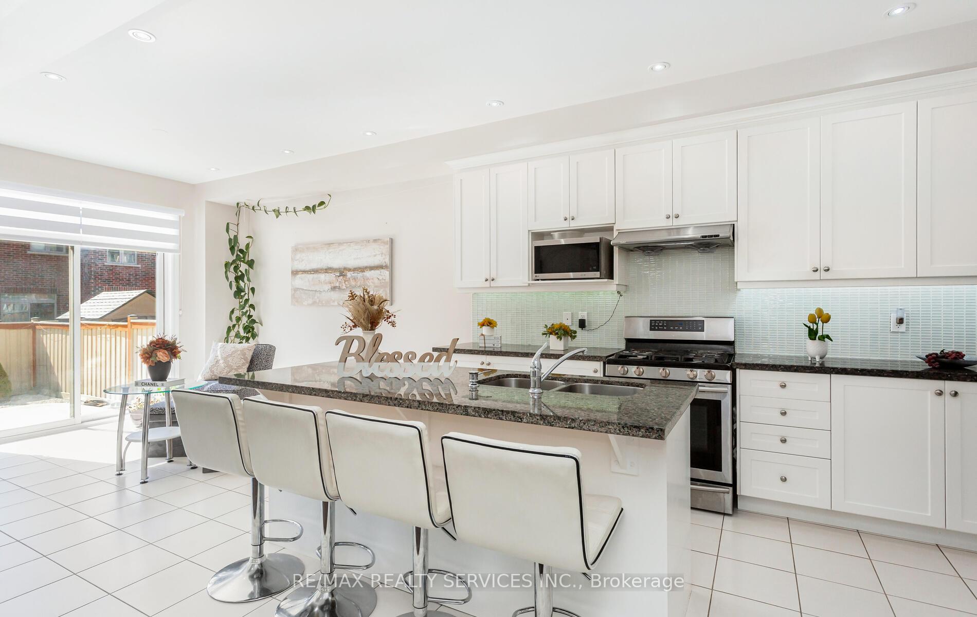 Photo 8 of 153 Algoma Drive, Vaughan, Kleinburg — HOMEH