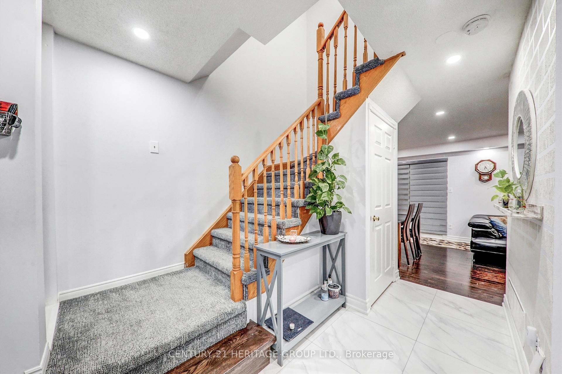 Photo 3 of 611 Graceland Court, Pickering, Amberlea — HOMEH