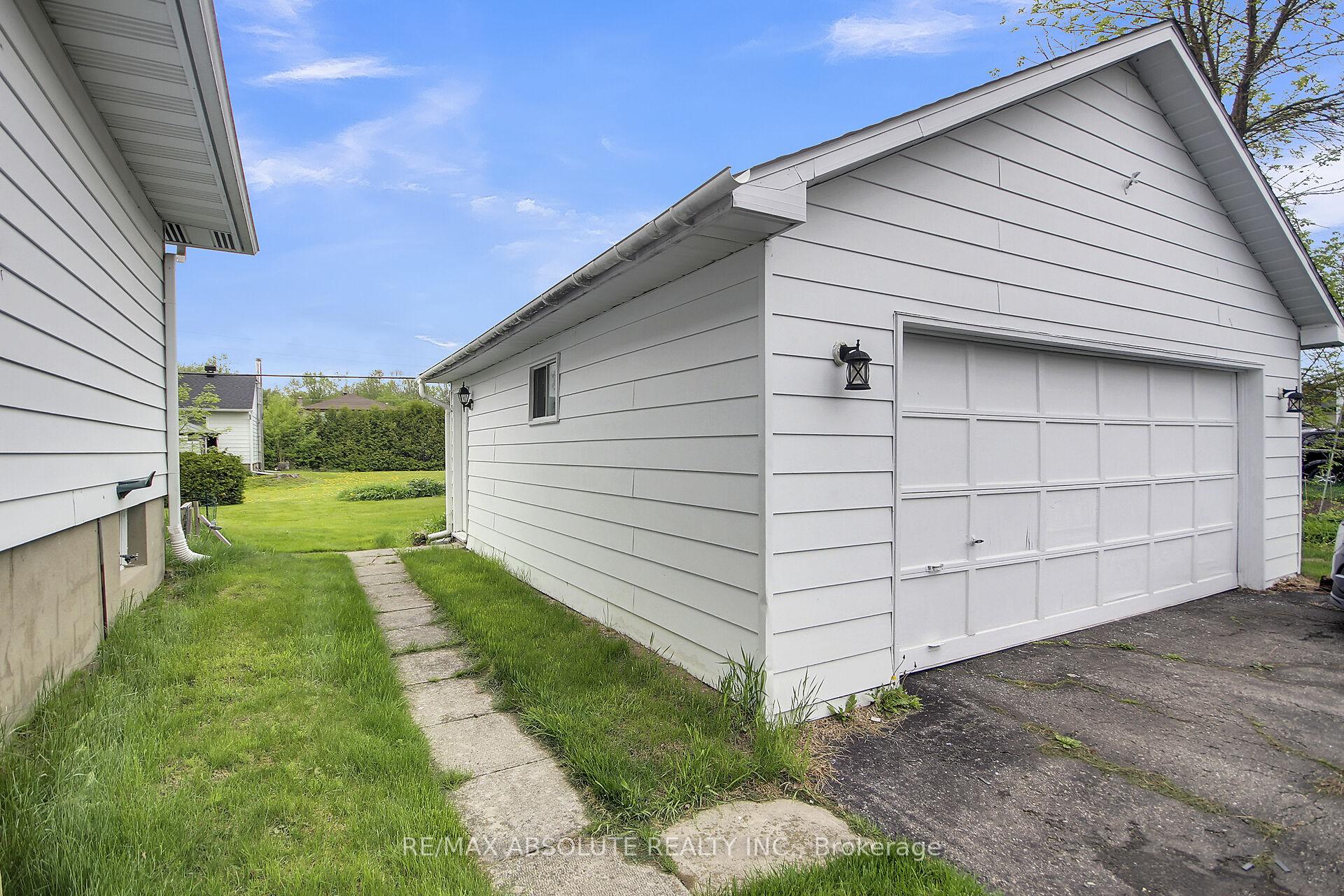 Photo 31 of 1929 Queensdale Avenue, Ottawa, Blossom Park/Leitrim — HOMEH