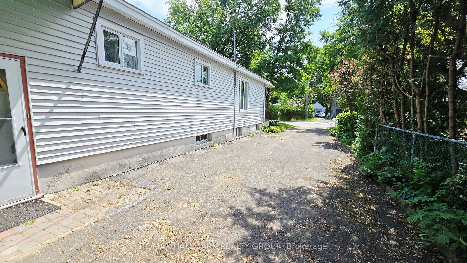 Photo 4 of 2923 Ahearn Avenue, Ottawa, Britannia — HOMEH