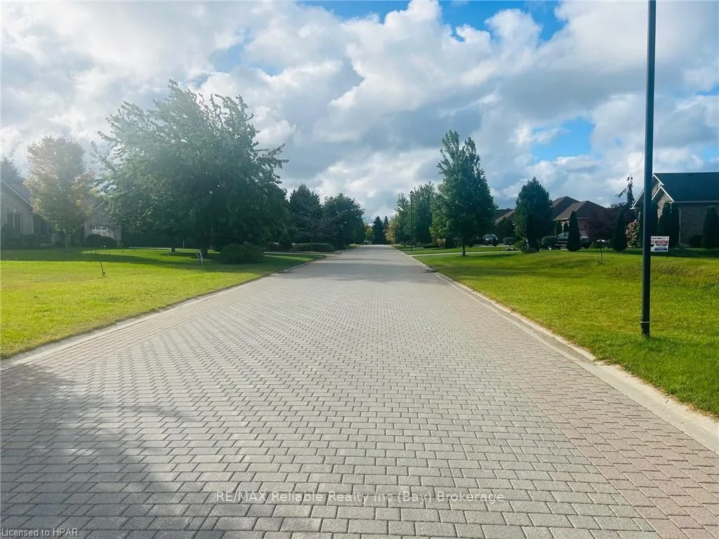 Photo 3 of 19 Carriage Lane, Bluewater, Bayfield — HOMEH
